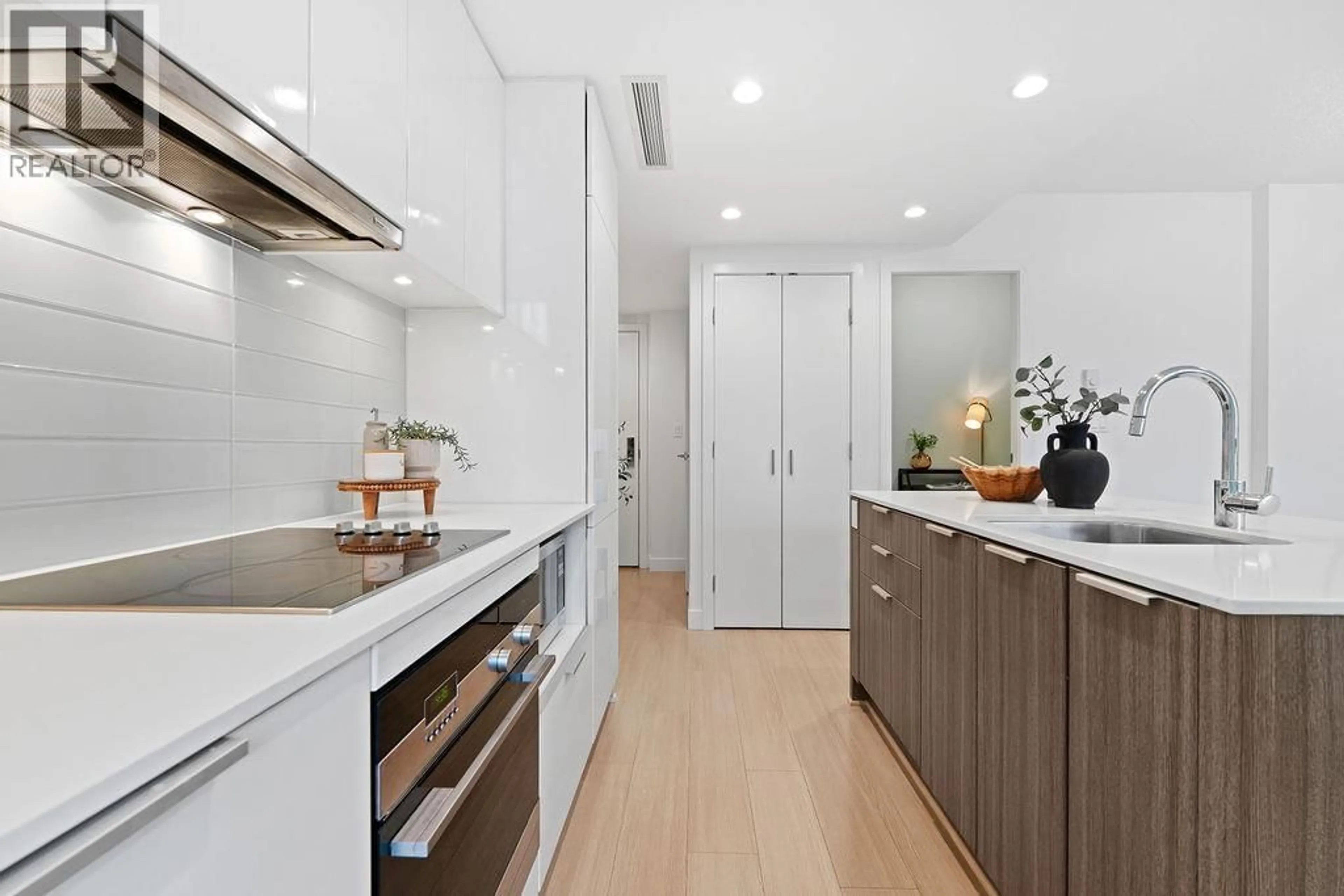 Contemporary kitchen, unknown for 1106 - 1308 HORNBY STREET, Vancouver British Columbia V6Z0C5