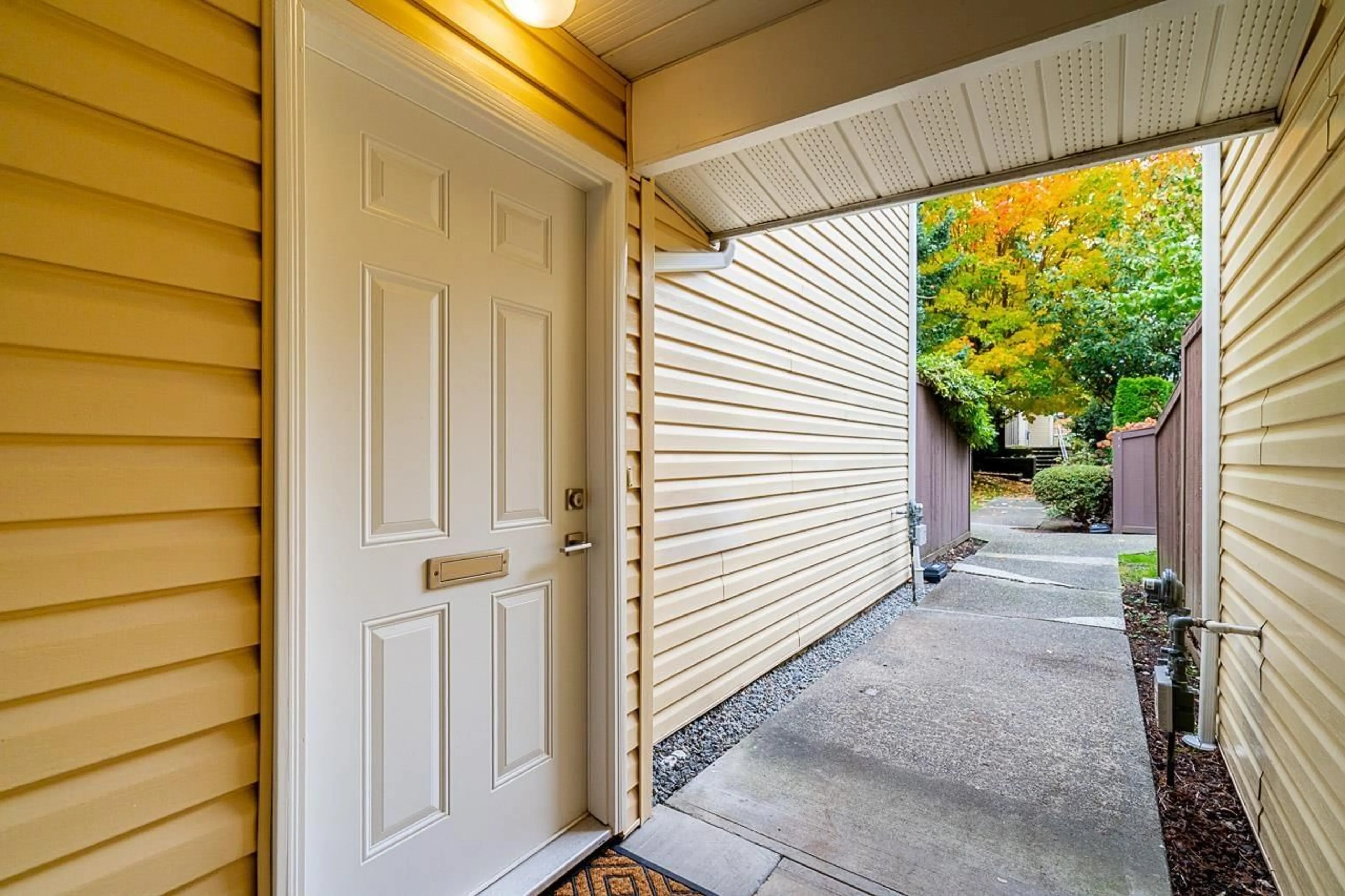 Indoor entryway for 49 - 9378 122 STREET, Surrey British Columbia V3V4L6