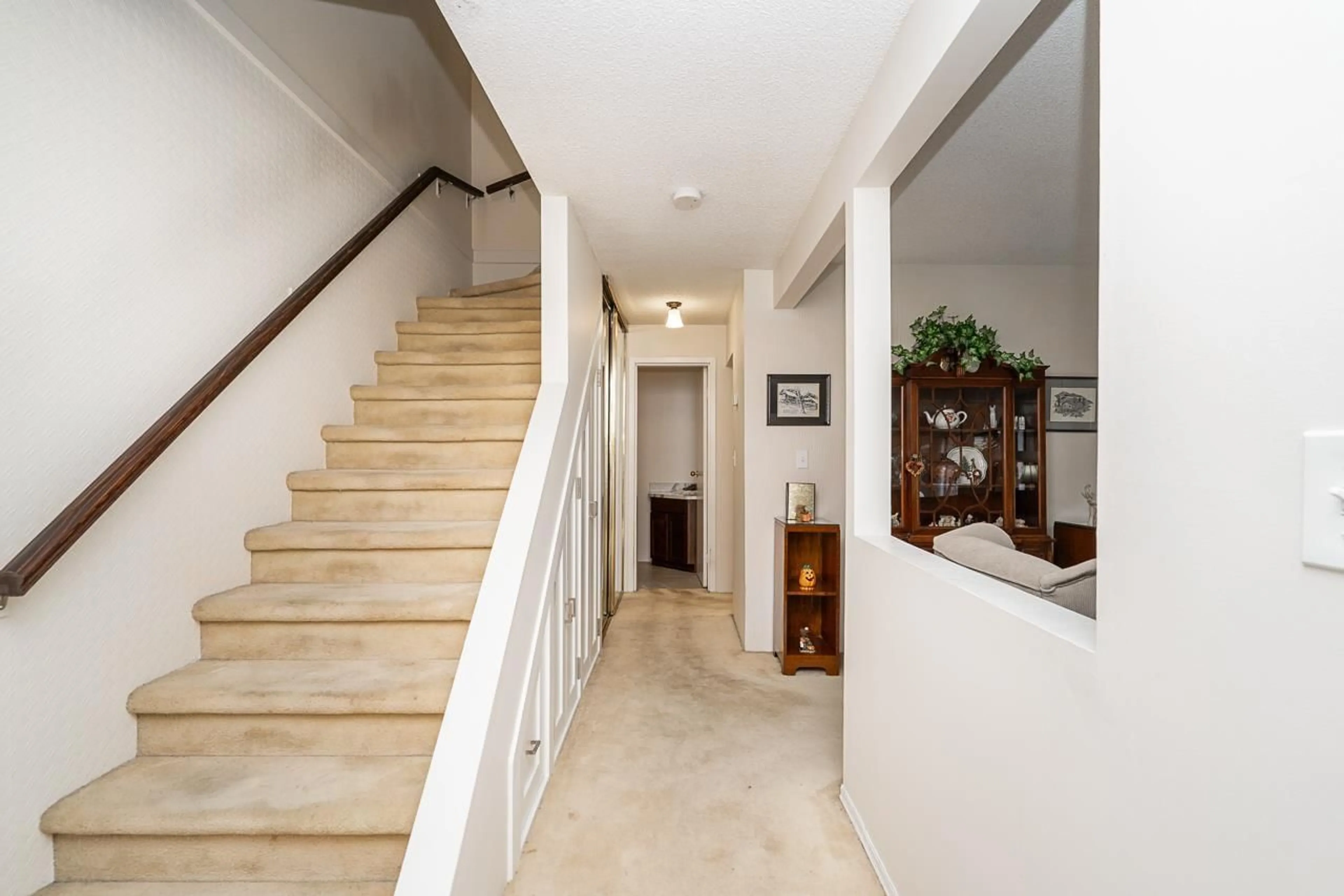 Indoor foyer for 49 - 9378 122 STREET, Surrey British Columbia V3V4L6