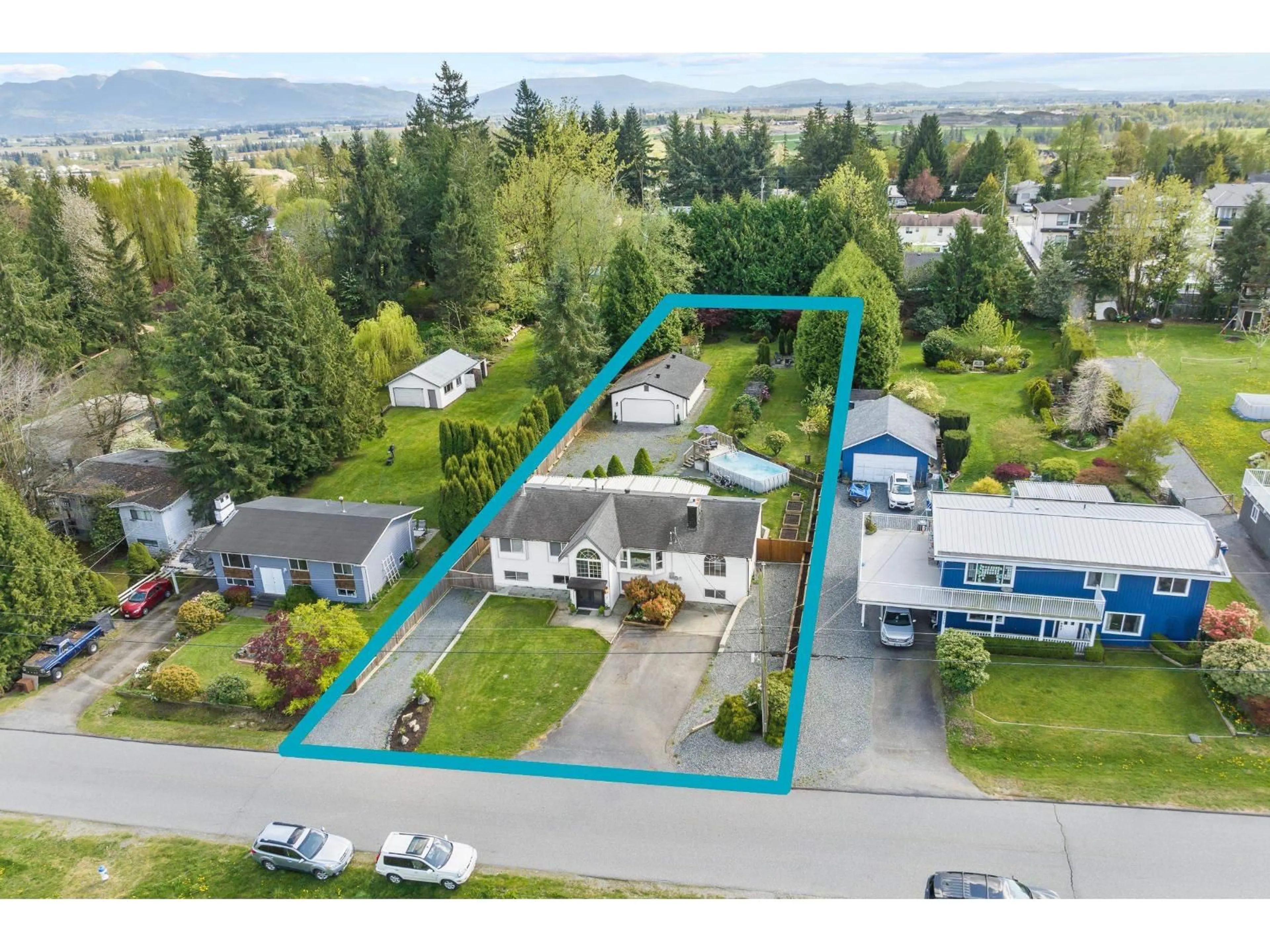 A pic from outside/outdoor area/front of a property/back of a property/a pic from drone, mountain view for 29390 DUNCAN AVENUE, Abbotsford British Columbia V4X1J5
