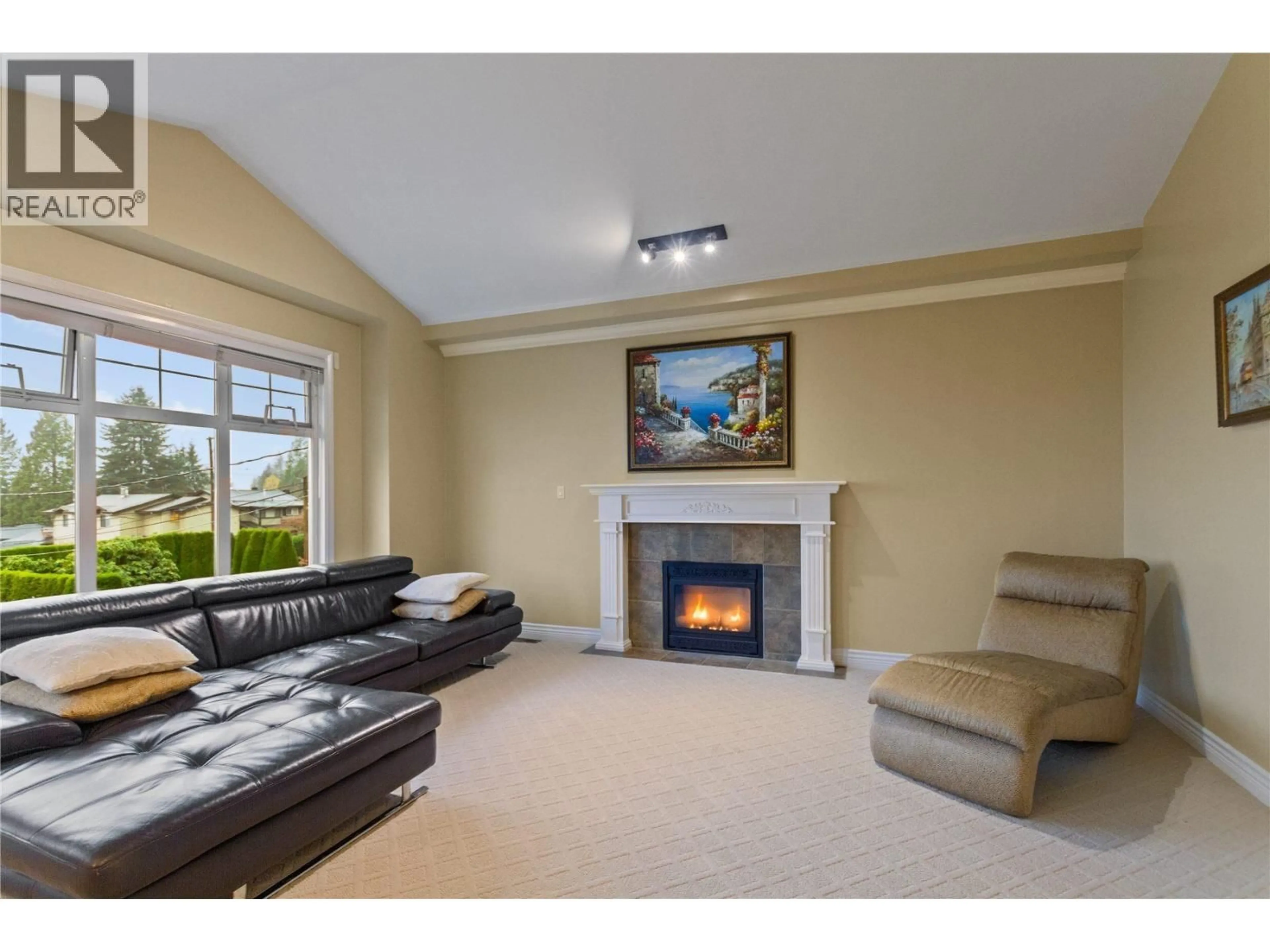 Living room with furniture, carpet floor for 3782 LONSDALE AVENUE, North Vancouver British Columbia V7N3K6