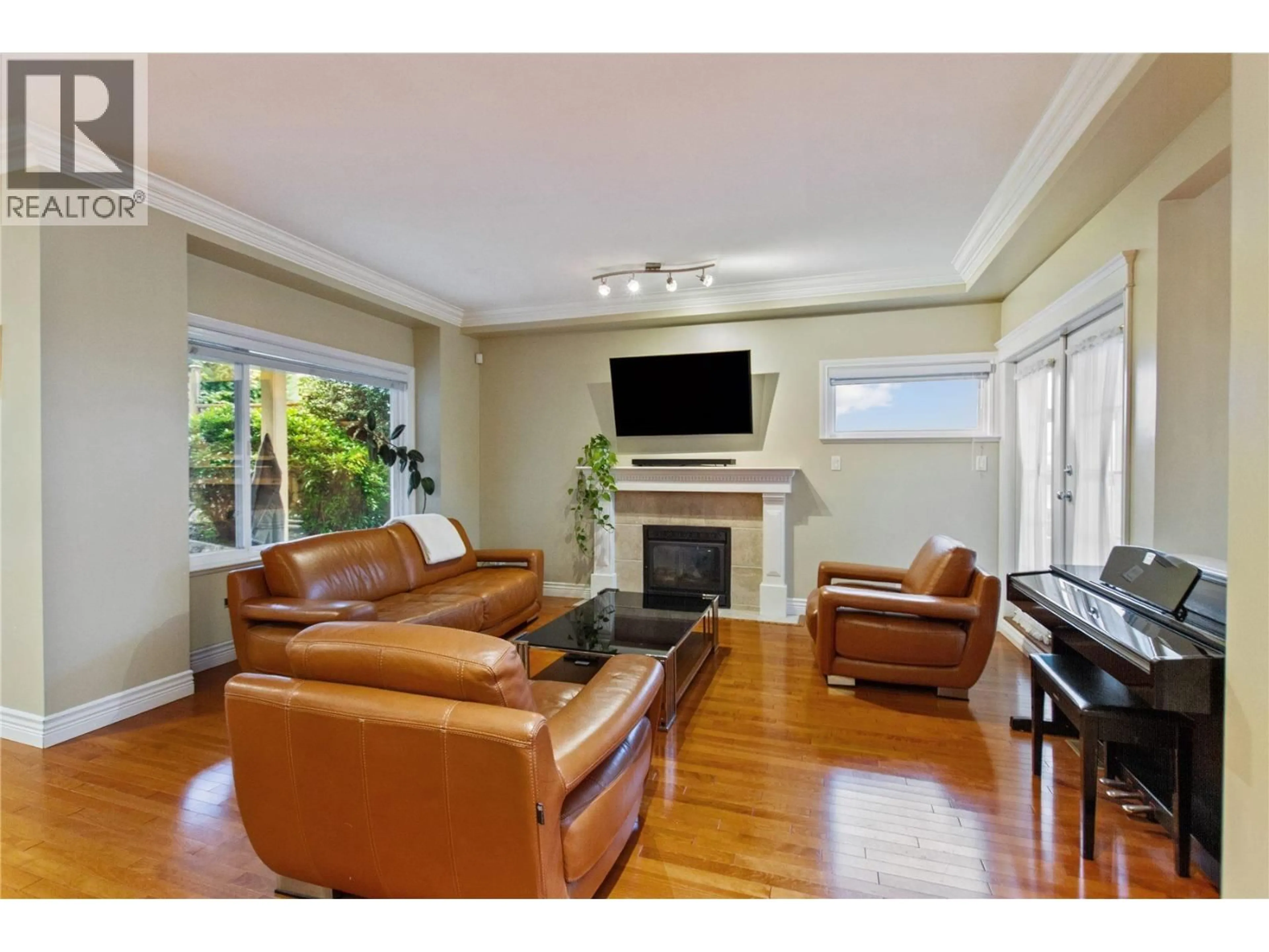 Living room with furniture, wood/laminate floor for 3782 LONSDALE AVENUE, North Vancouver British Columbia V7N3K6