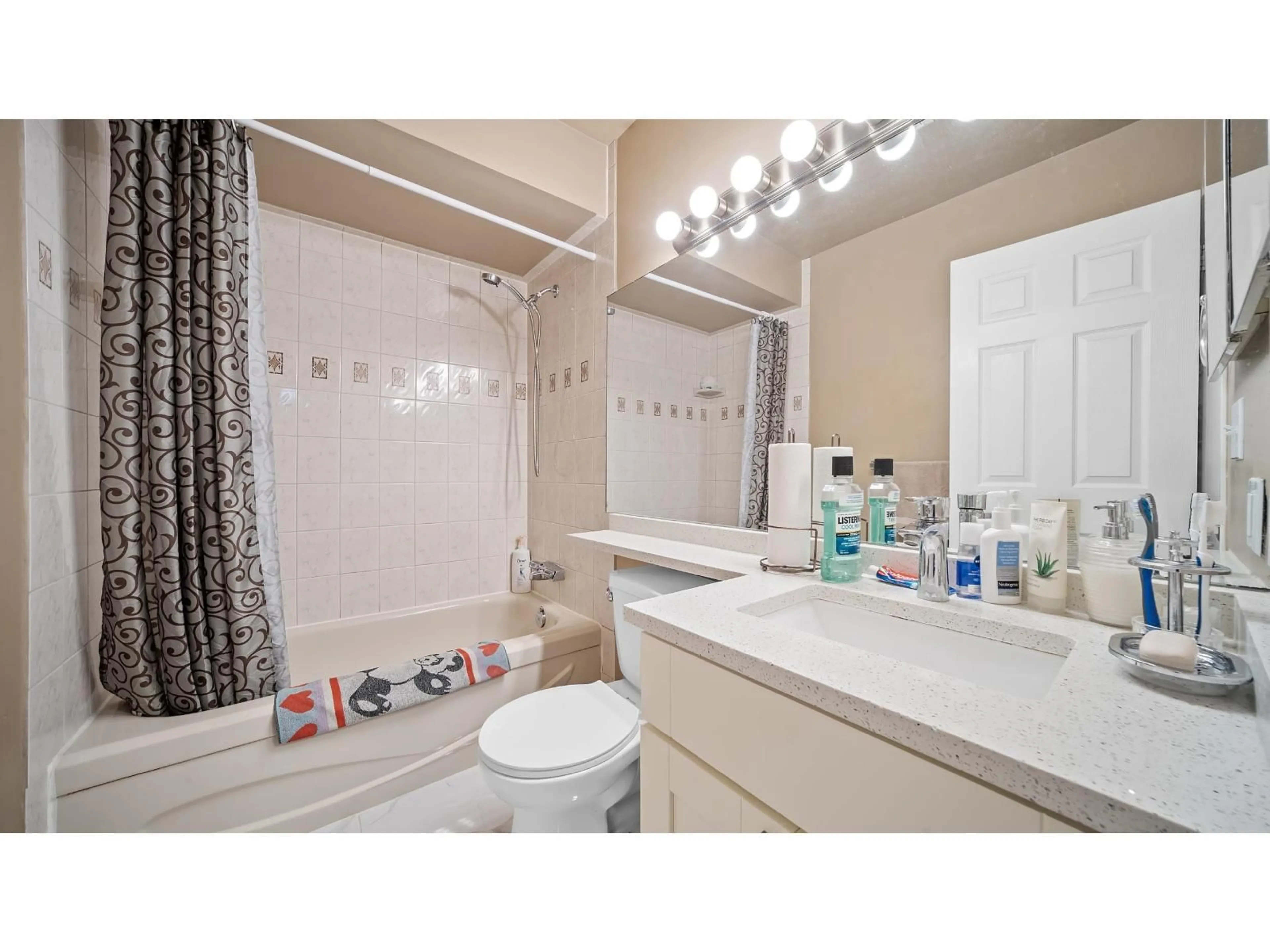 Standard bathroom, ceramic/tile floor for 1314 - 10620 150 STREET, Surrey British Columbia V3R7S1