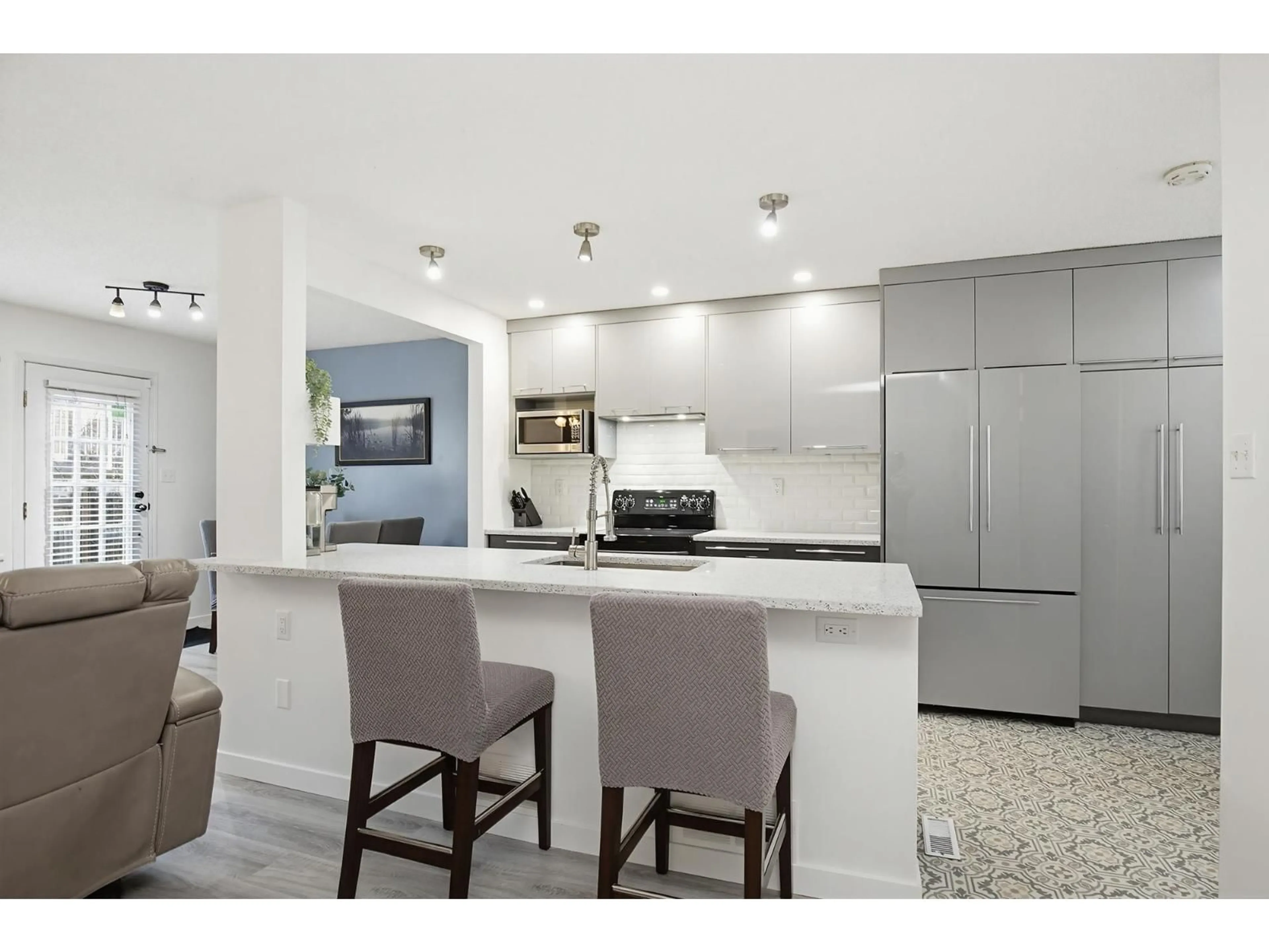 Open concept kitchen, ceramic/tile floor for 24 - 33361 WREN CRESCENT, Abbotsford British Columbia V2S5V9