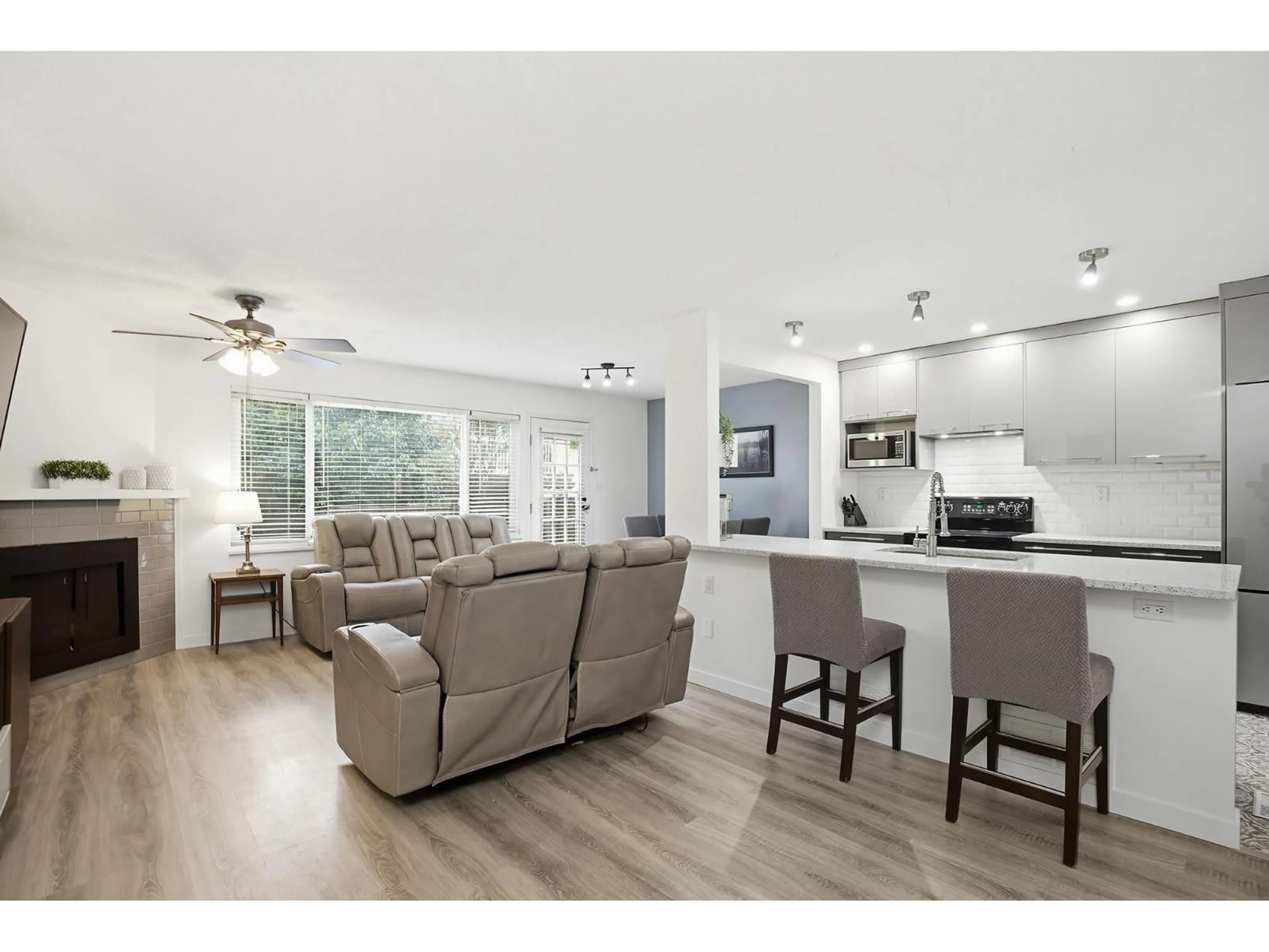 Open concept kitchen, wood/laminate floor for 24 - 33361 WREN CRESCENT, Abbotsford British Columbia V2S5V9