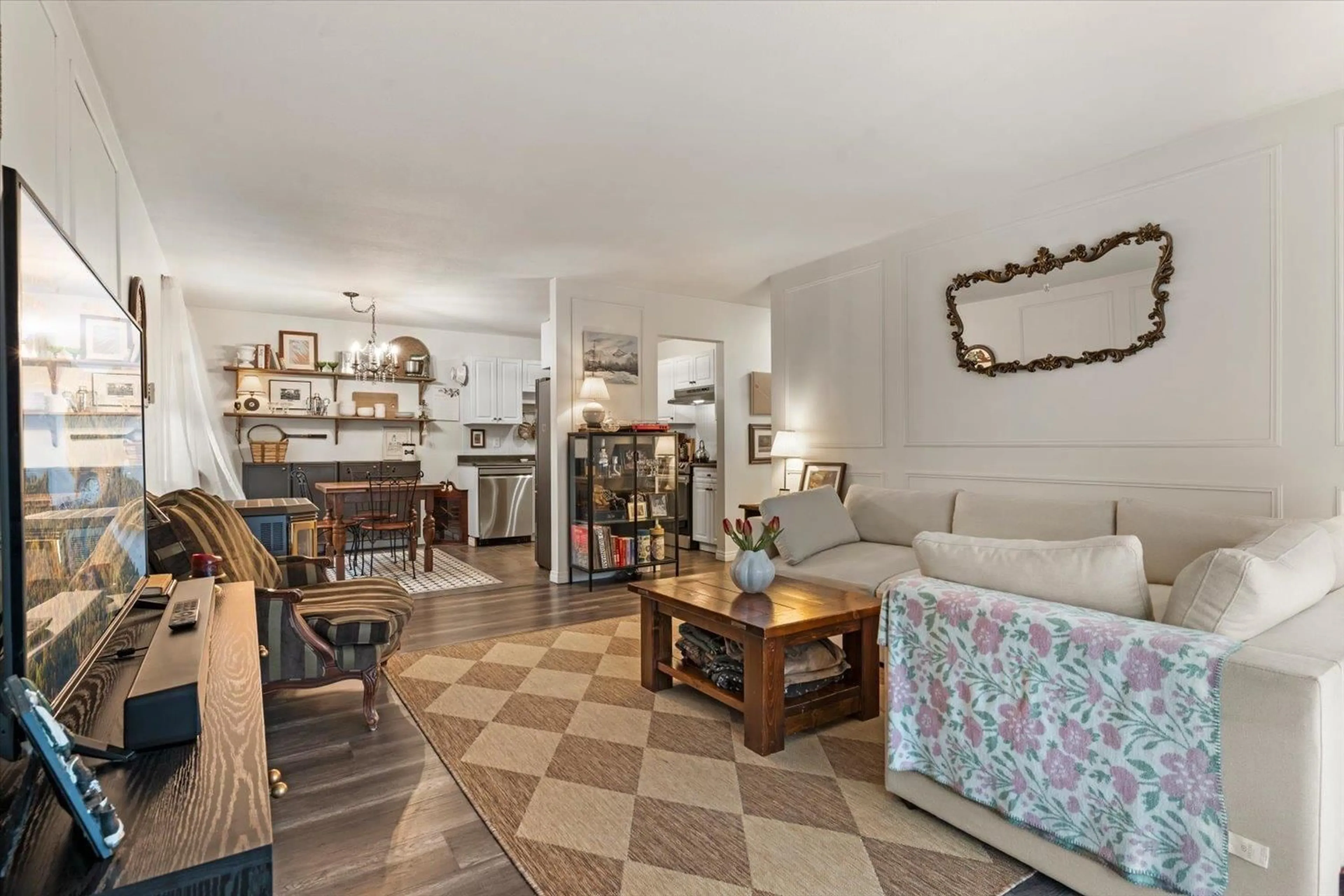 Living room with furniture, unknown for 101 - 45900 LEWIS AVENUE, Chilliwack British Columbia V2P3C2