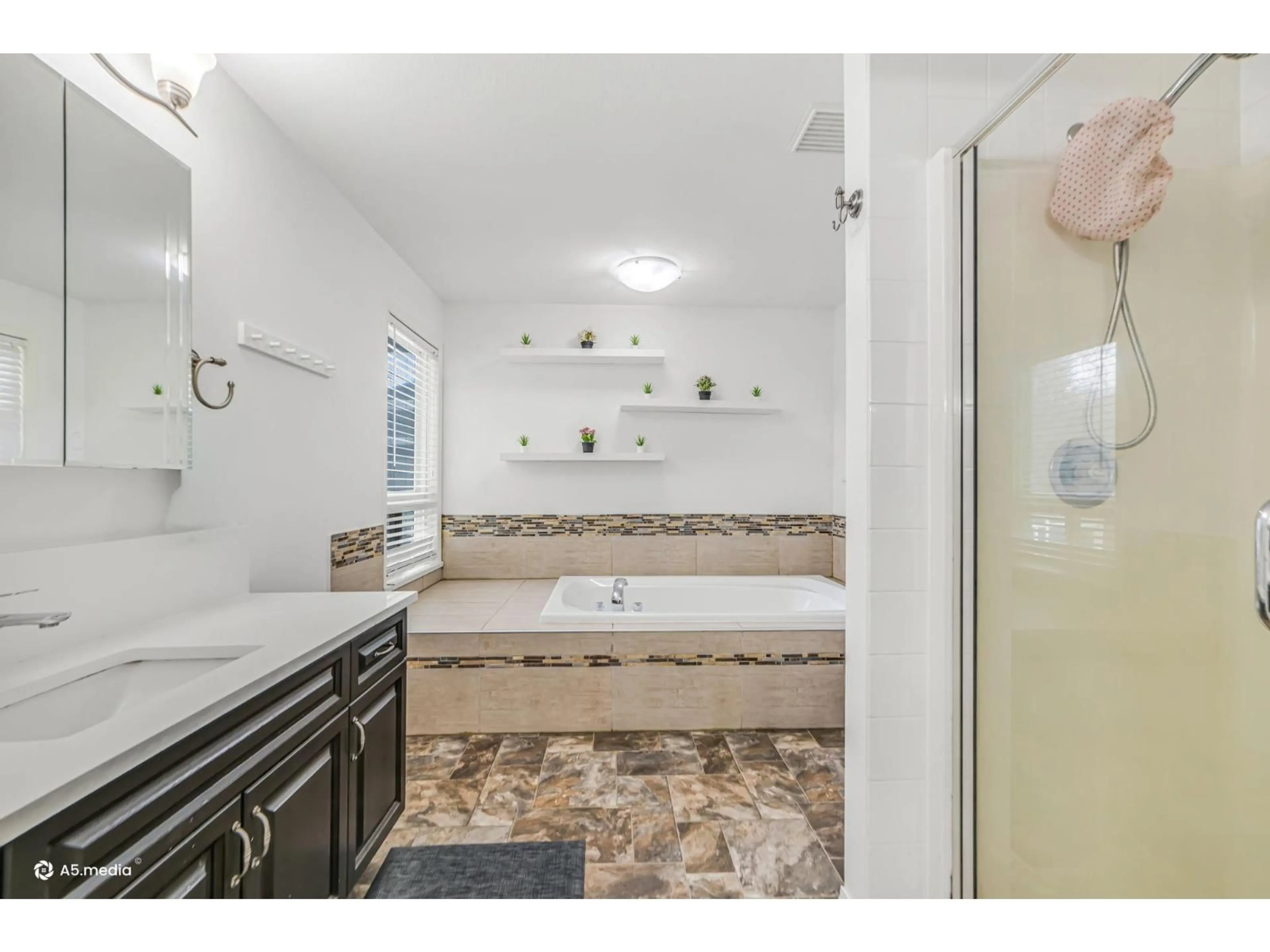 Contemporary bathroom, ceramic/tile floor for 3737 LETHBRIDGE DRIVE, Abbotsford British Columbia V3G1J5