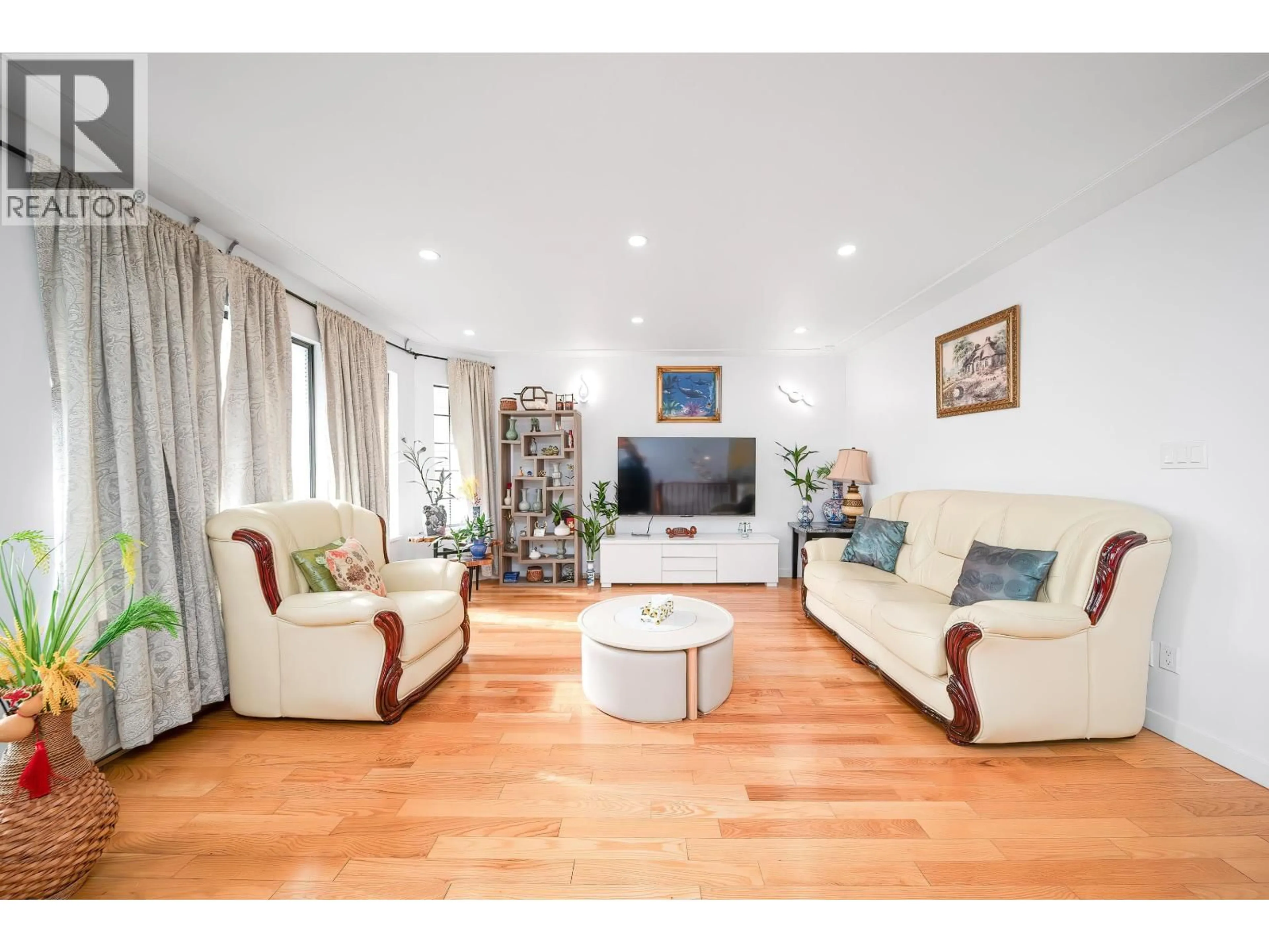 Living room with furniture, wood/laminate floor for 3609 TURNER STREET, Vancouver British Columbia V5K2J2