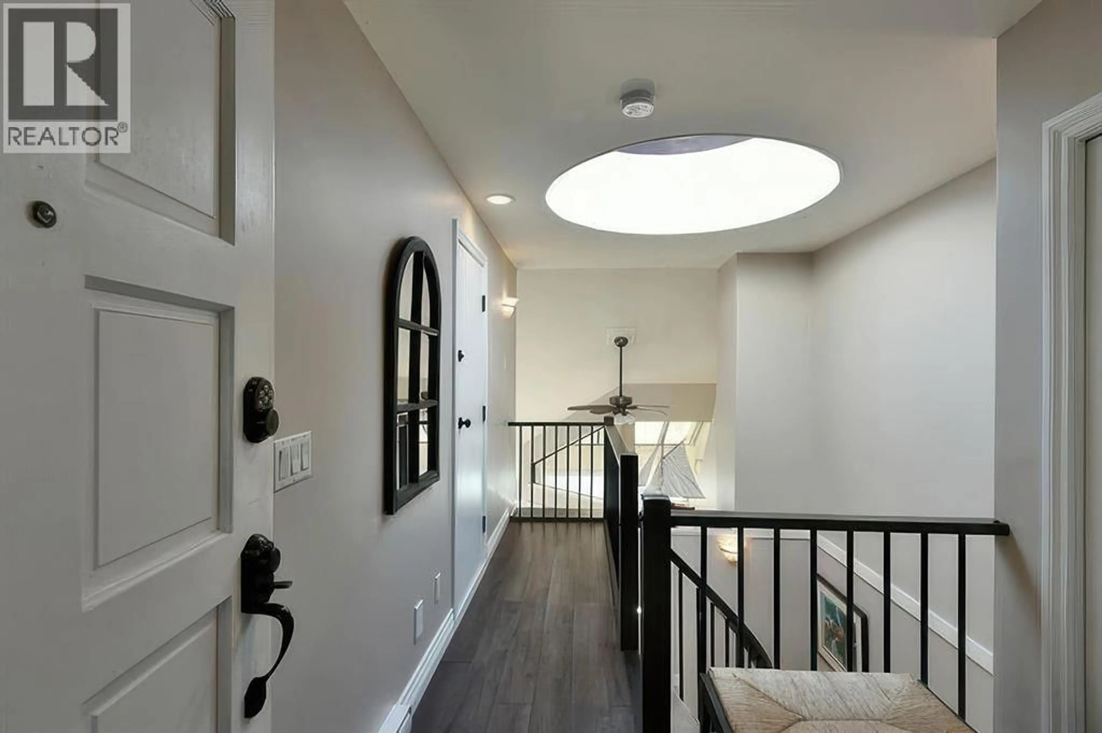 Indoor entryway for 508 MARINE DRIVE, Gibsons British Columbia V0N1V1