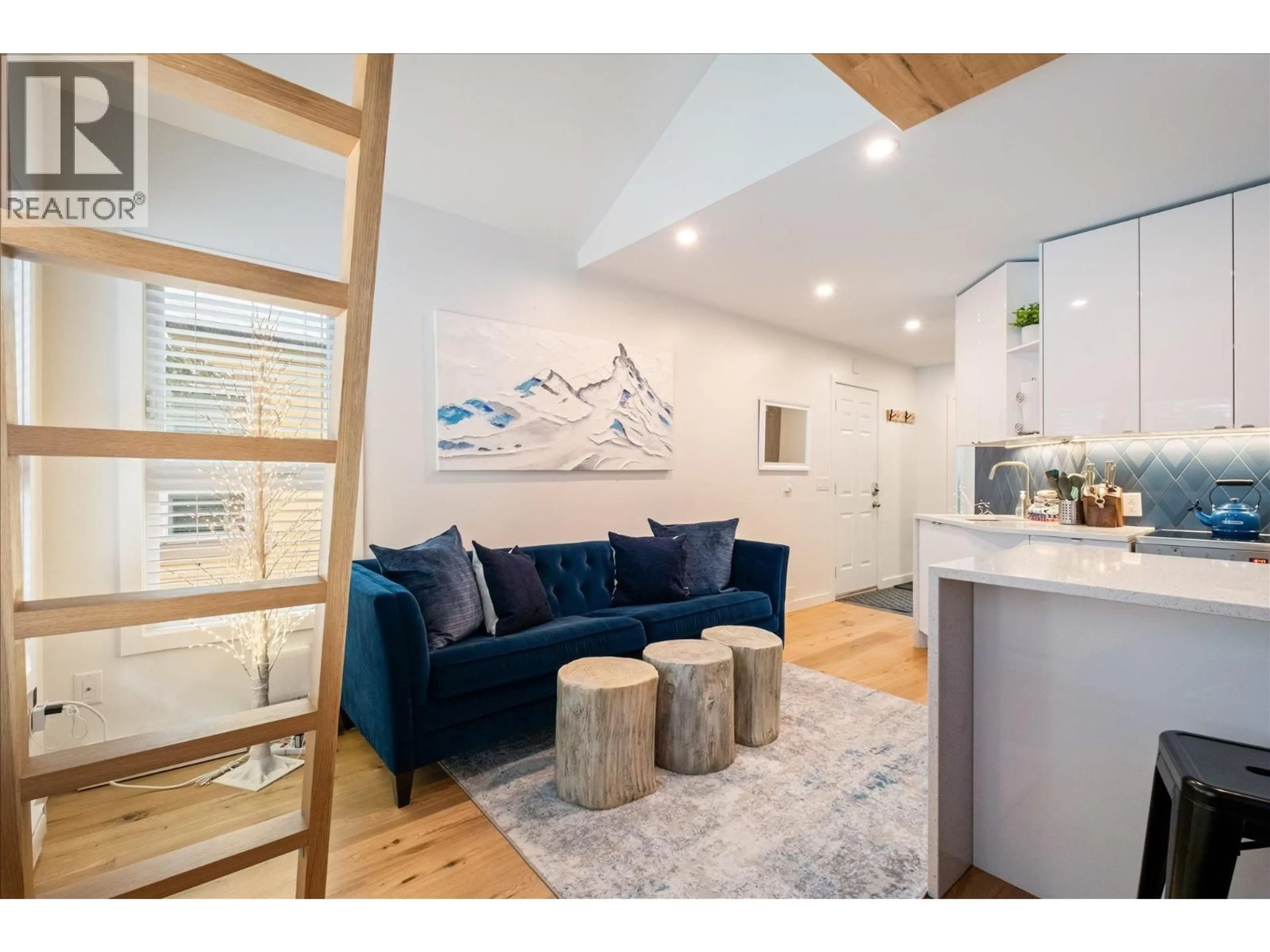 Living room with furniture, wood/laminate floor for 4 - 2170 SARAJEVO DRIVE, Whistler British Columbia V8E0B5