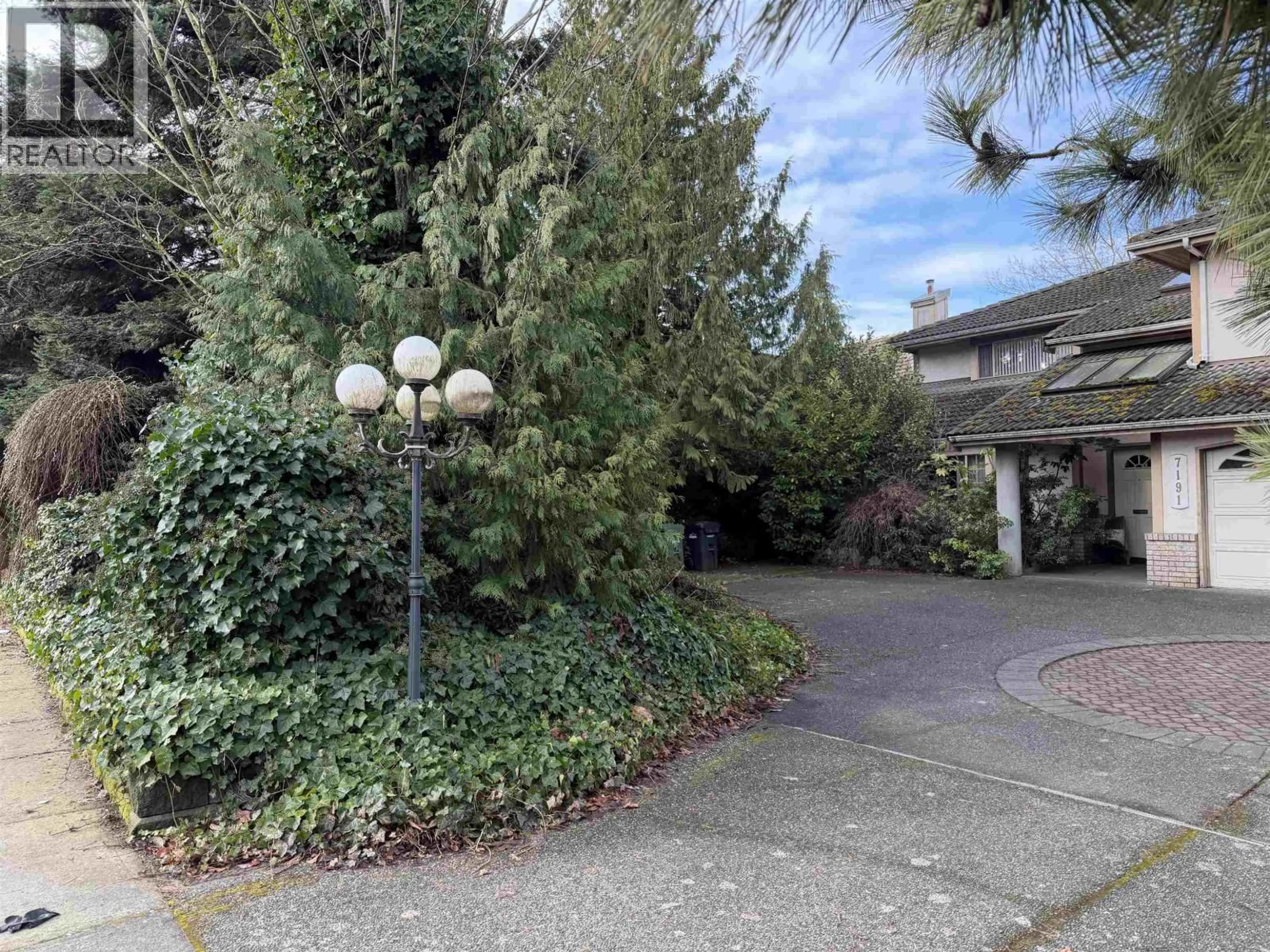 A pic from outside/outdoor area/front of a property/back of a property/a pic from drone, street for 7191 NO. 4 ROAD, Richmond British Columbia V6Y2T4