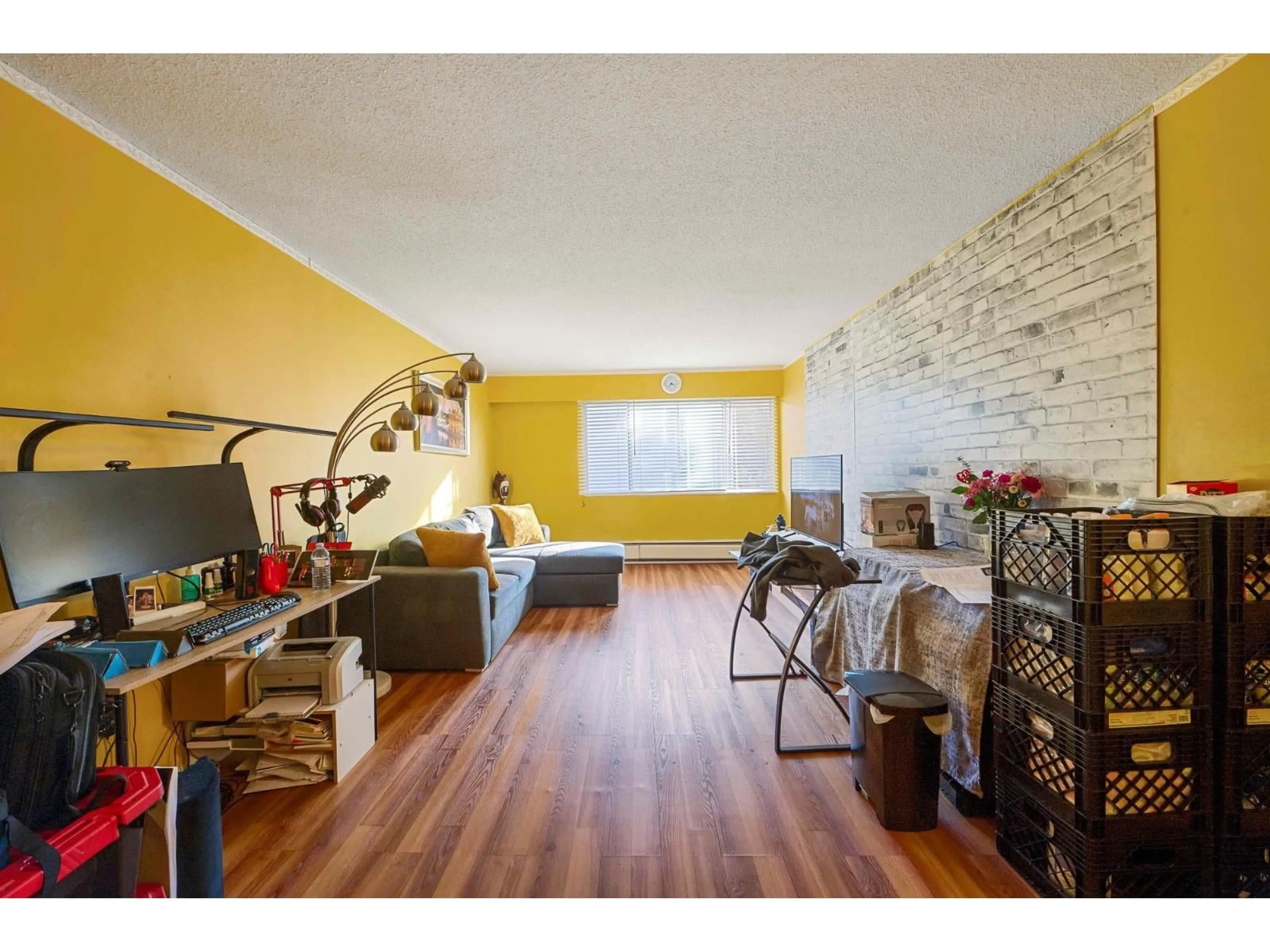 Living room with furniture, unknown for 325 - 11806 88 AVENUE, Delta British Columbia V4C3C5