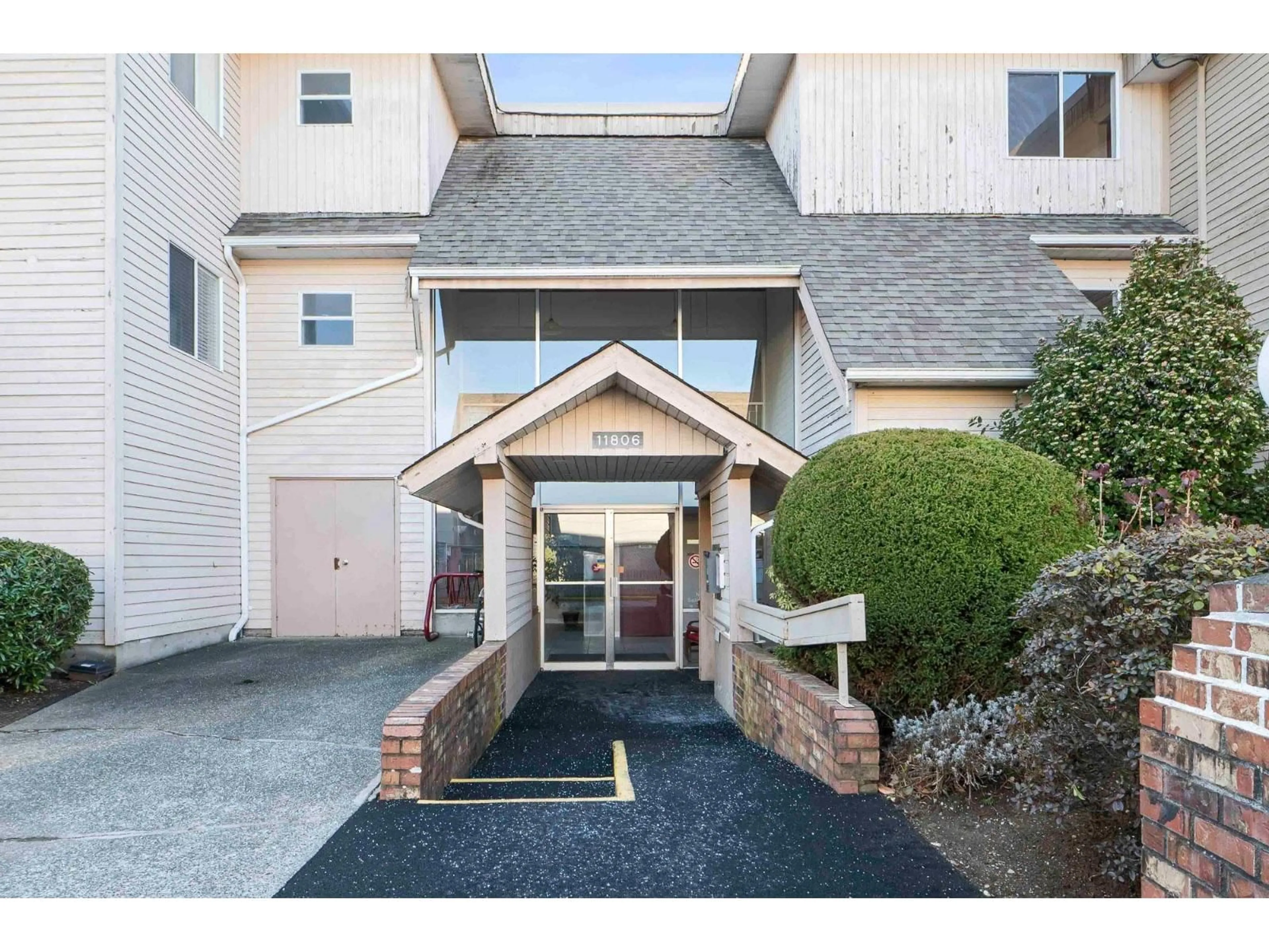 Indoor foyer for 325 - 11806 88 AVENUE, Delta British Columbia V4C3C5