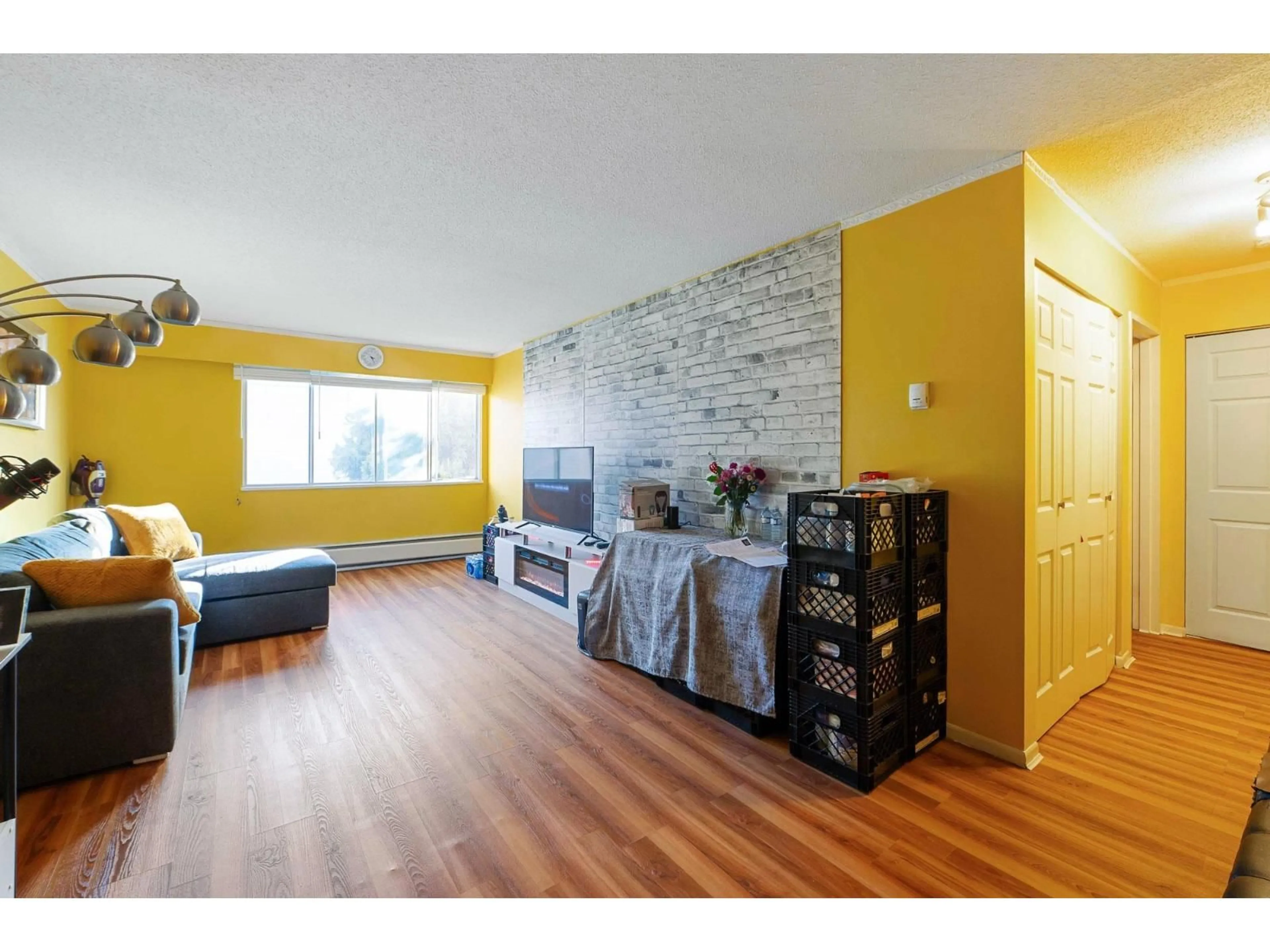 Living room with furniture, wood/laminate floor for 325 - 11806 88 AVENUE, Delta British Columbia V4C3C5