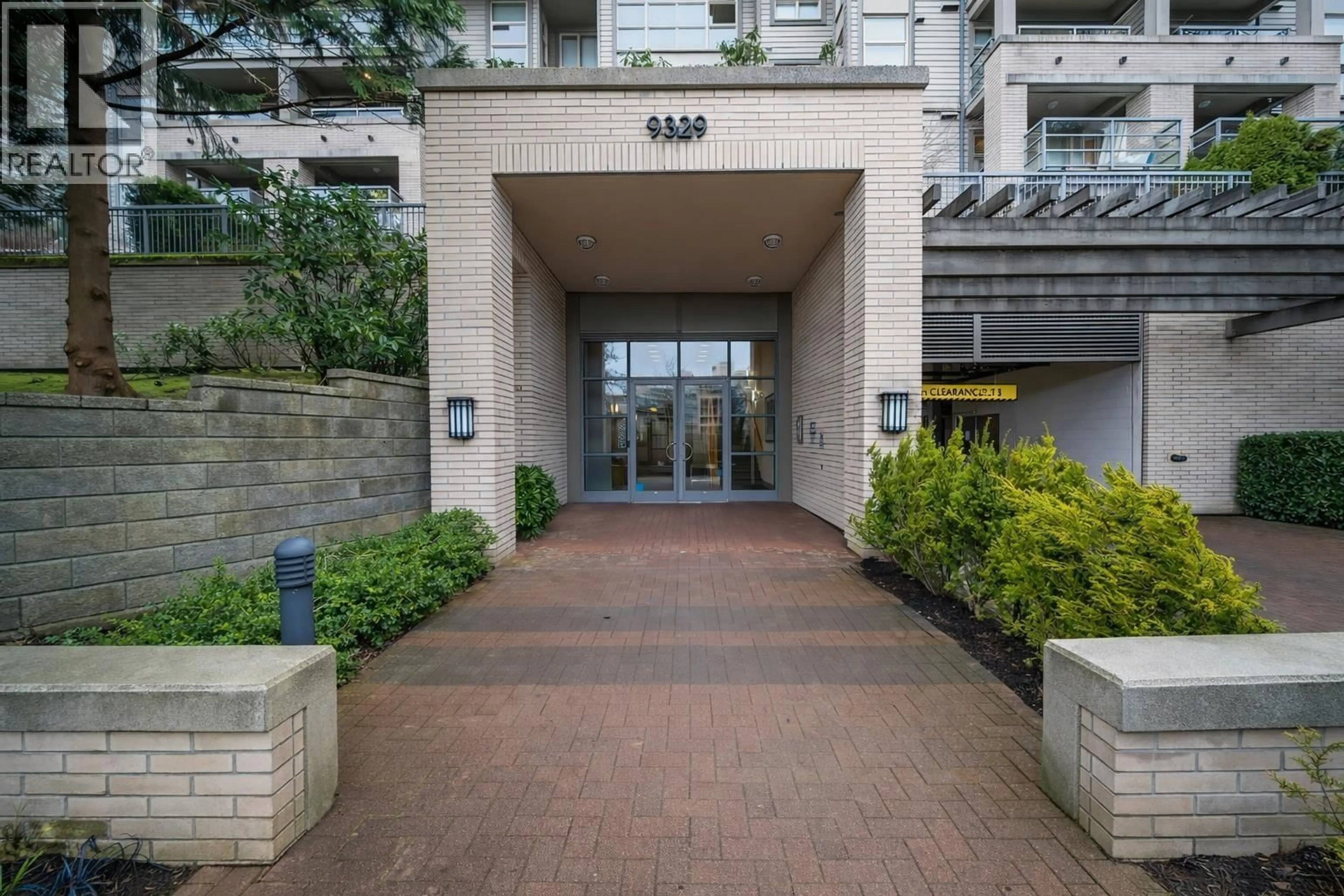 Indoor foyer for 312 - 9329 UNIVERSITY, Burnaby British Columbia V5A4Y4