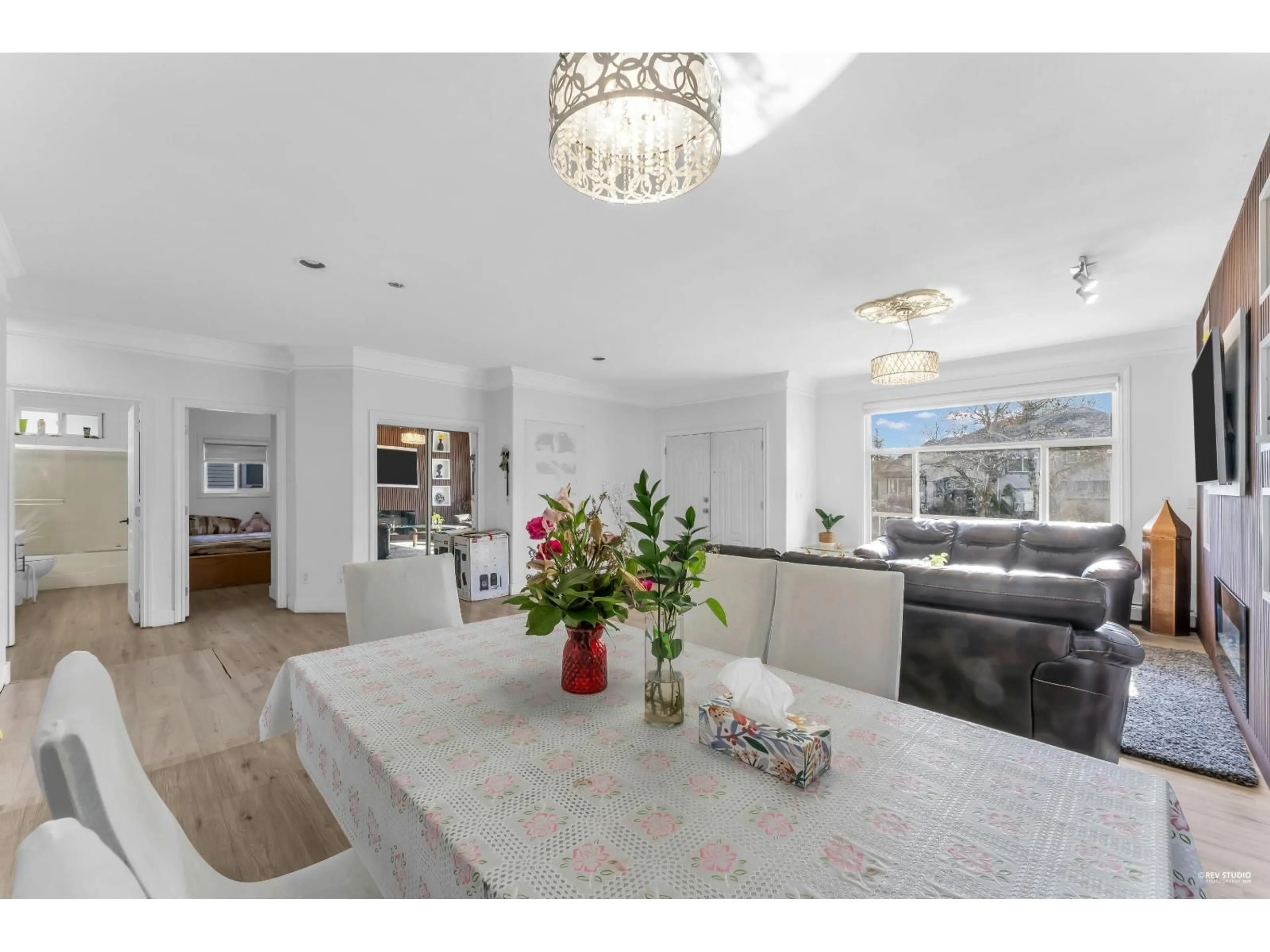 Open concept kitchen, ceramic/tile floor for 14015 82 AVENUE, Surrey British Columbia V3W1M8