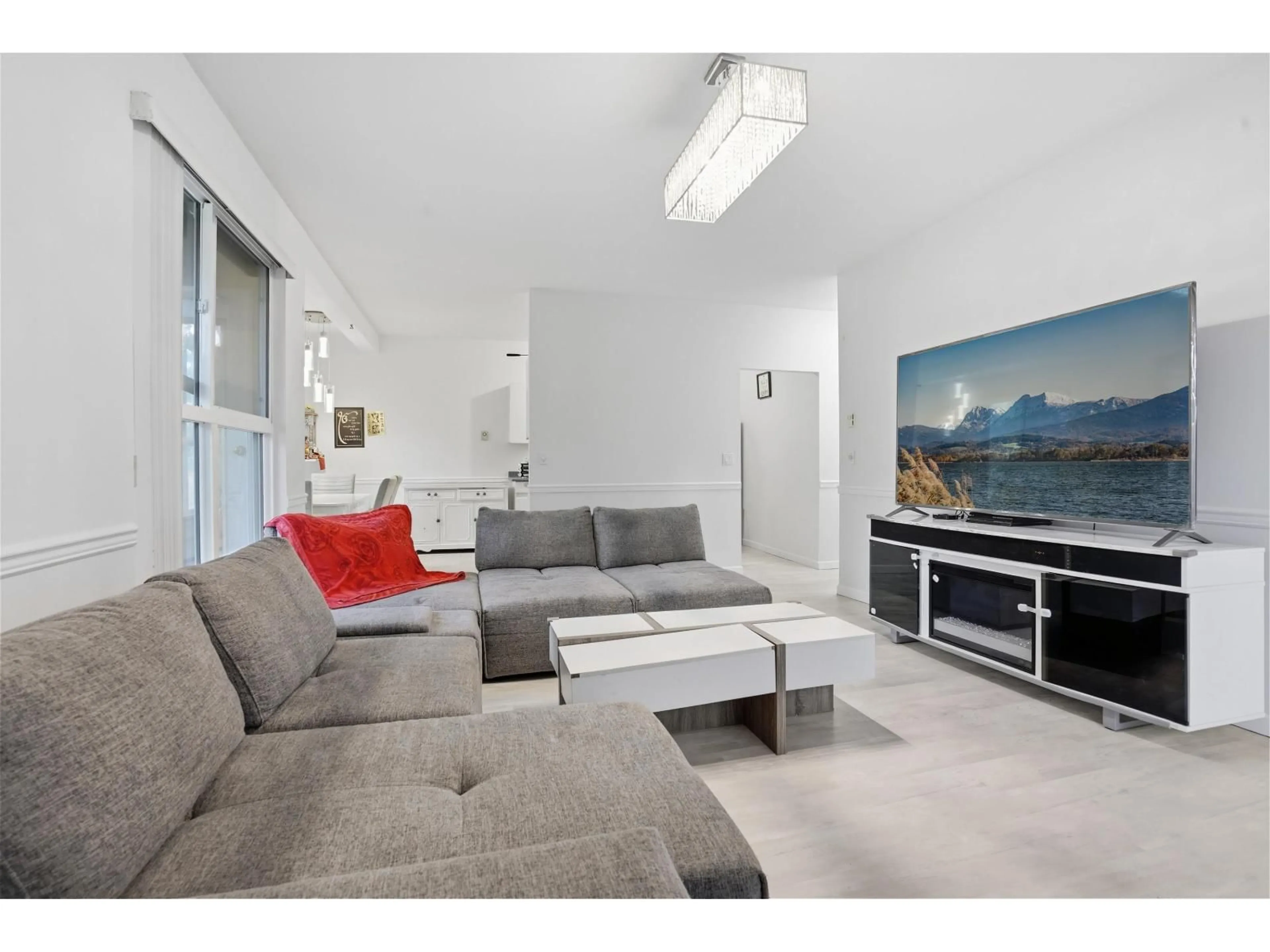 Living room with furniture, unknown for 110 - 14981 101A AVENUE, Surrey British Columbia V3R0T1