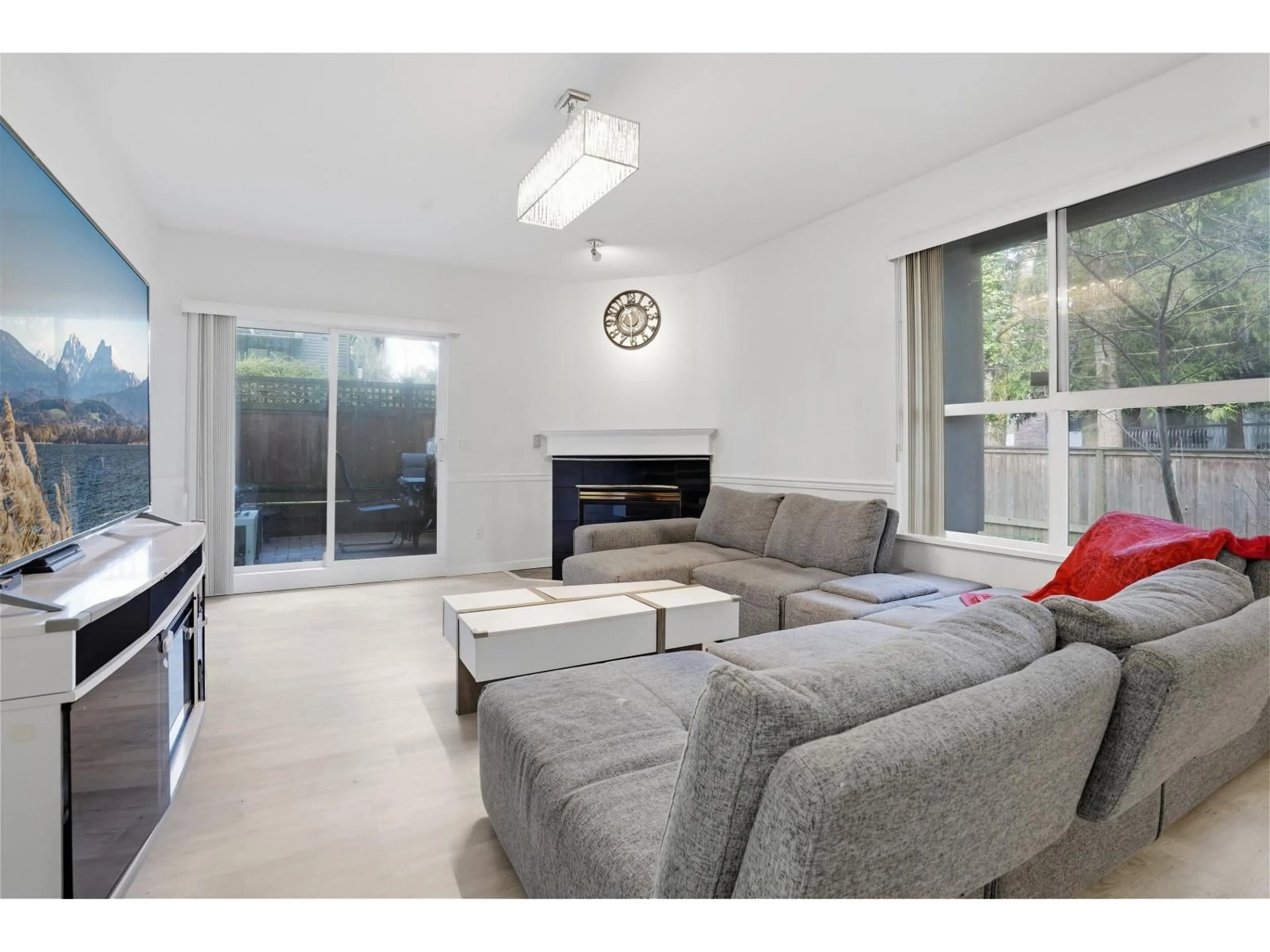 Living room with furniture, unknown for 110 - 14981 101A AVENUE, Surrey British Columbia V3R0T1