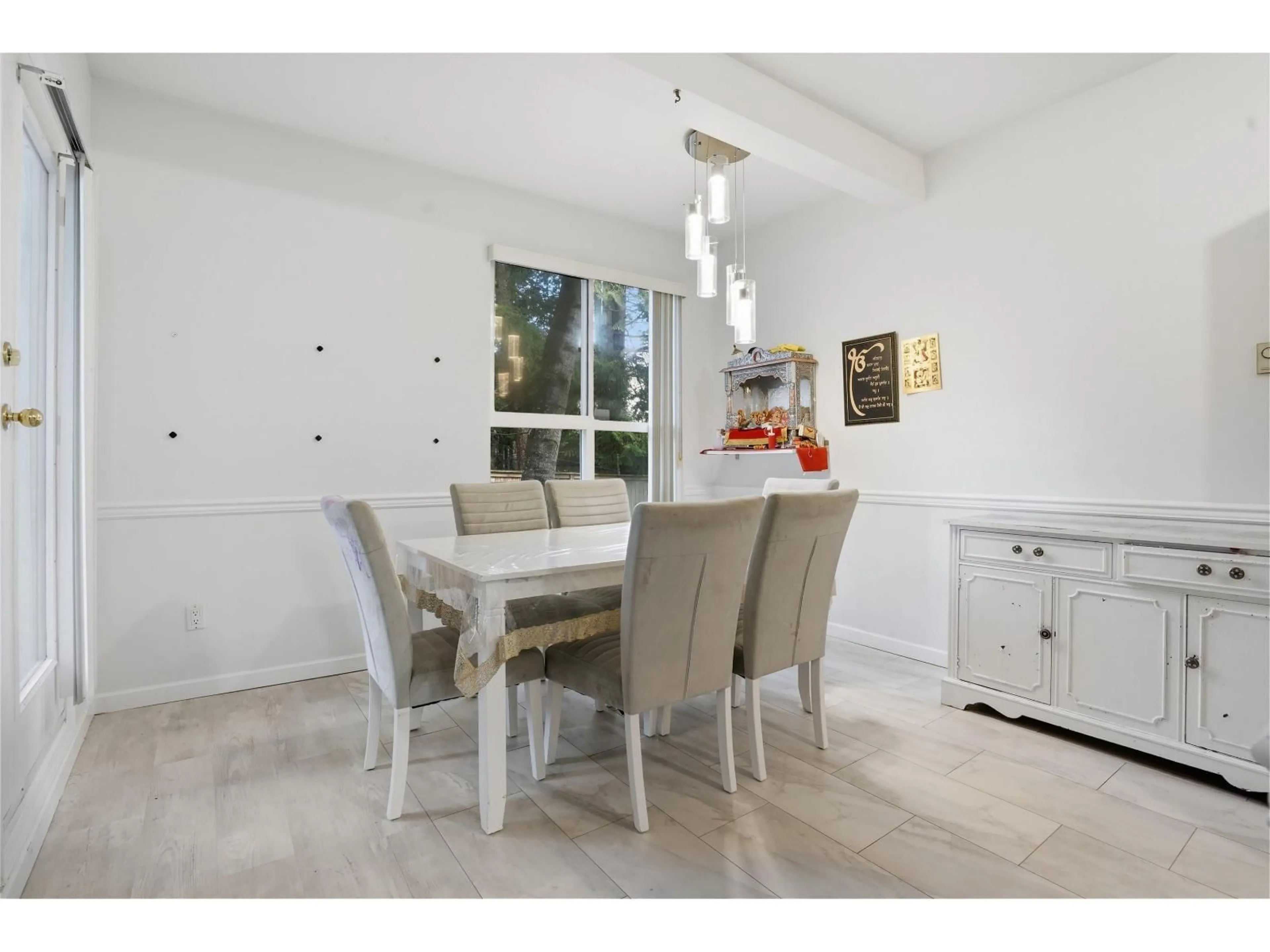 Dining room, ceramic/tile floor for 110 - 14981 101A AVENUE, Surrey British Columbia V3R0T1