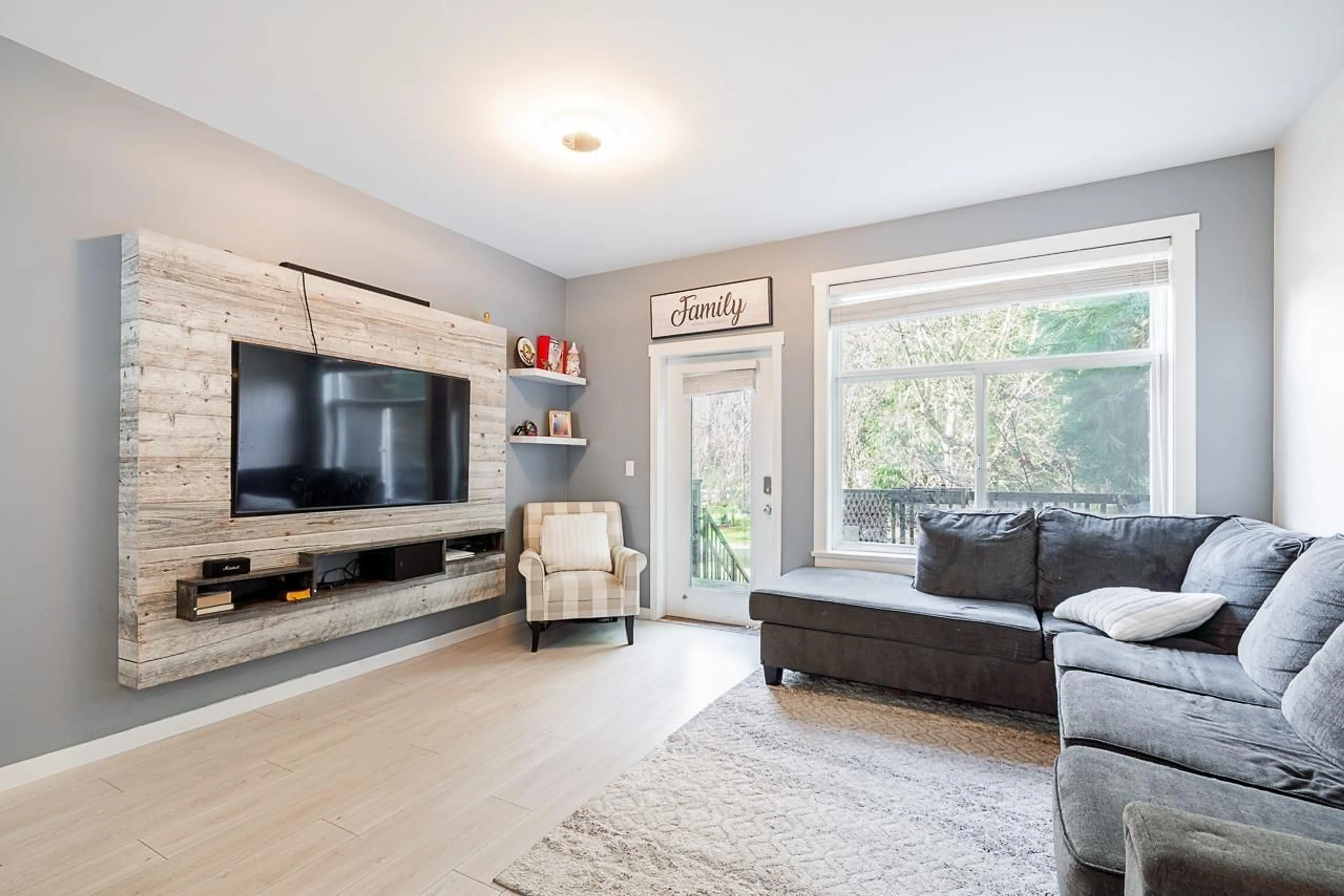 Living room with furniture, unknown for 19 - 15075 60 AVENUE, Surrey British Columbia V3S1S1