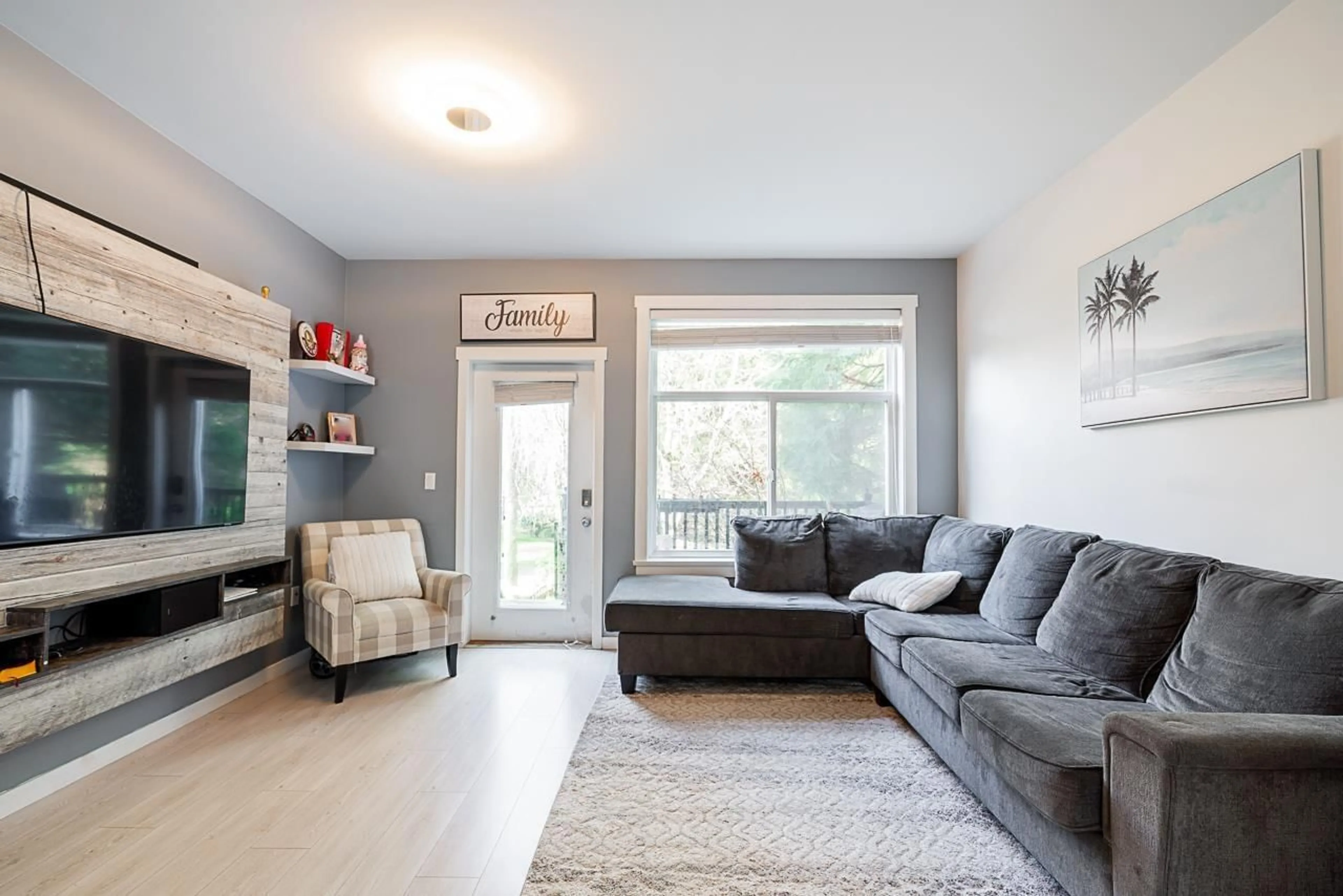 Living room with furniture, unknown for 19 - 15075 60 AVENUE, Surrey British Columbia V3S1S1