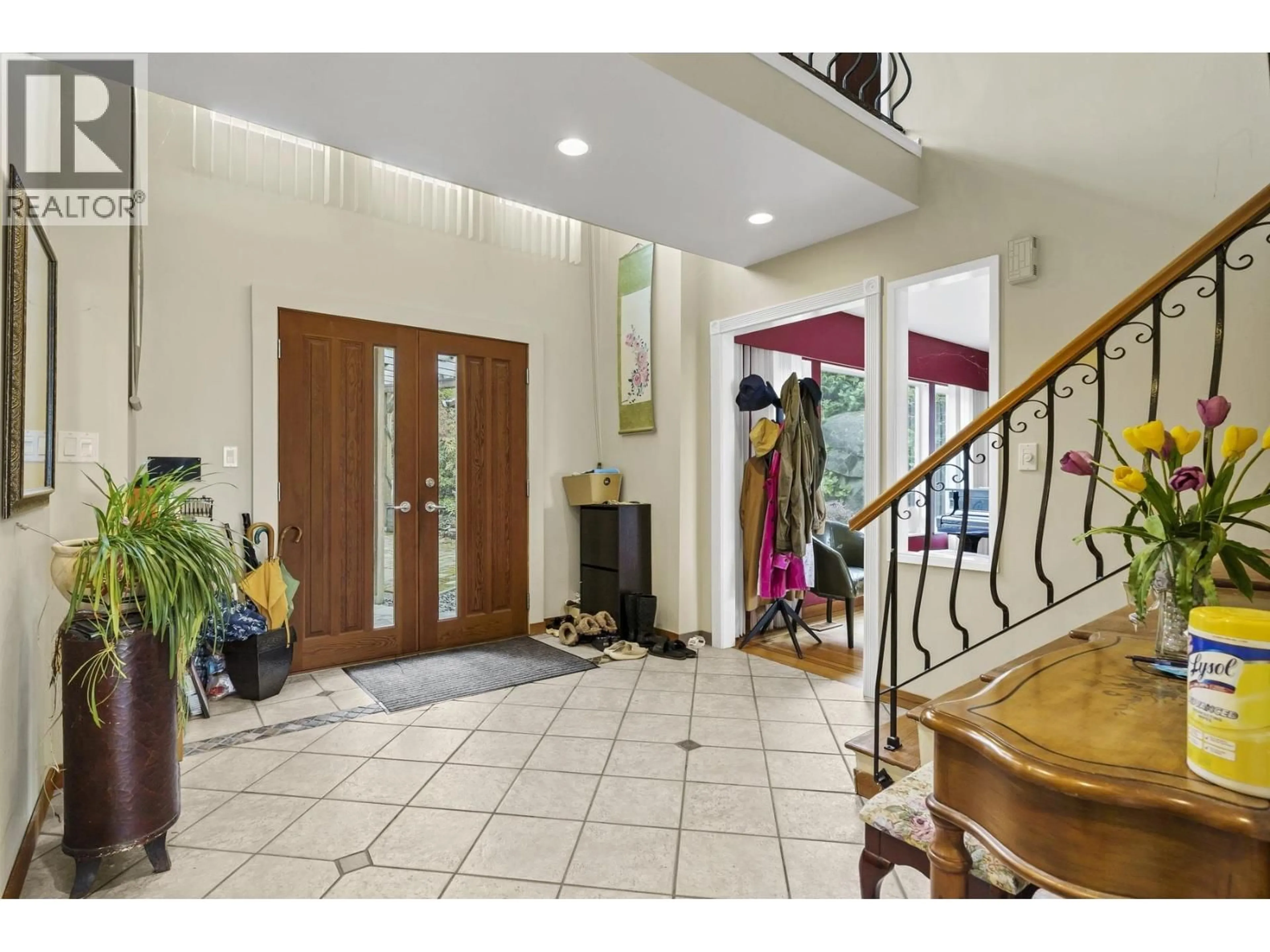 Indoor foyer for 4582 WOODGREEN COURT, West Vancouver British Columbia V7S2V7