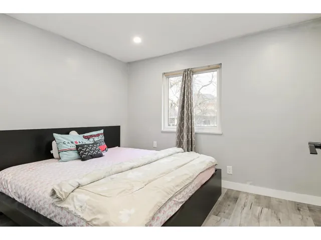 6068 BROOKS CRESCENT, Surrey 3