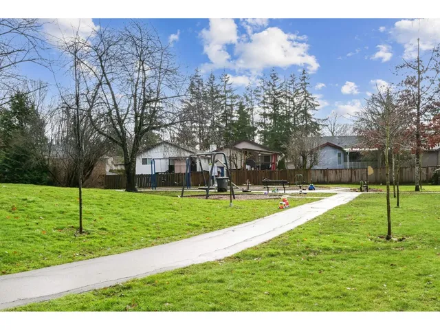 6068 BROOKS CRESCENT, Surrey 5