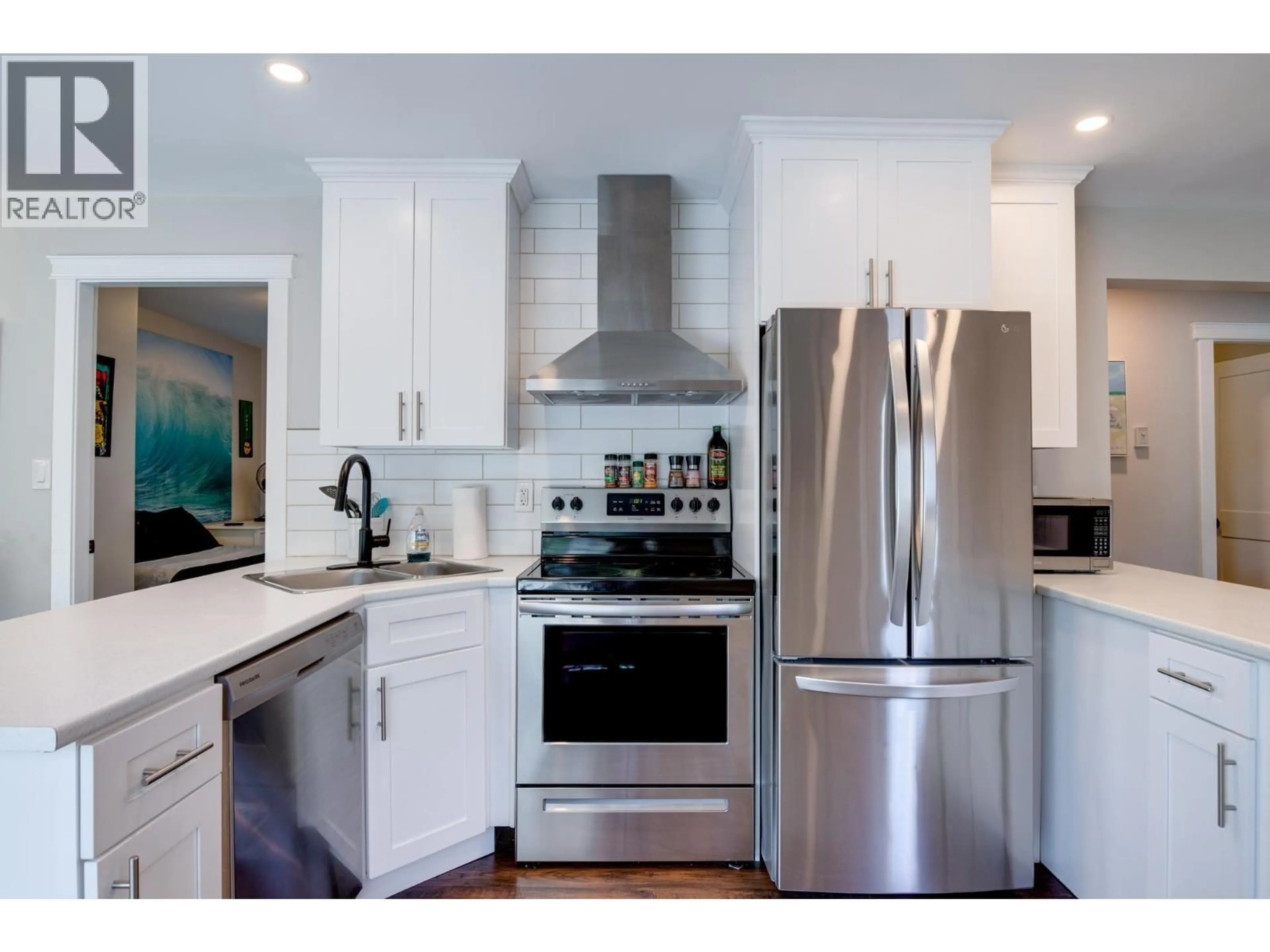 Contemporary kitchen, unknown for 966 20TH AVENUE, Prince George British Columbia V2L4A3