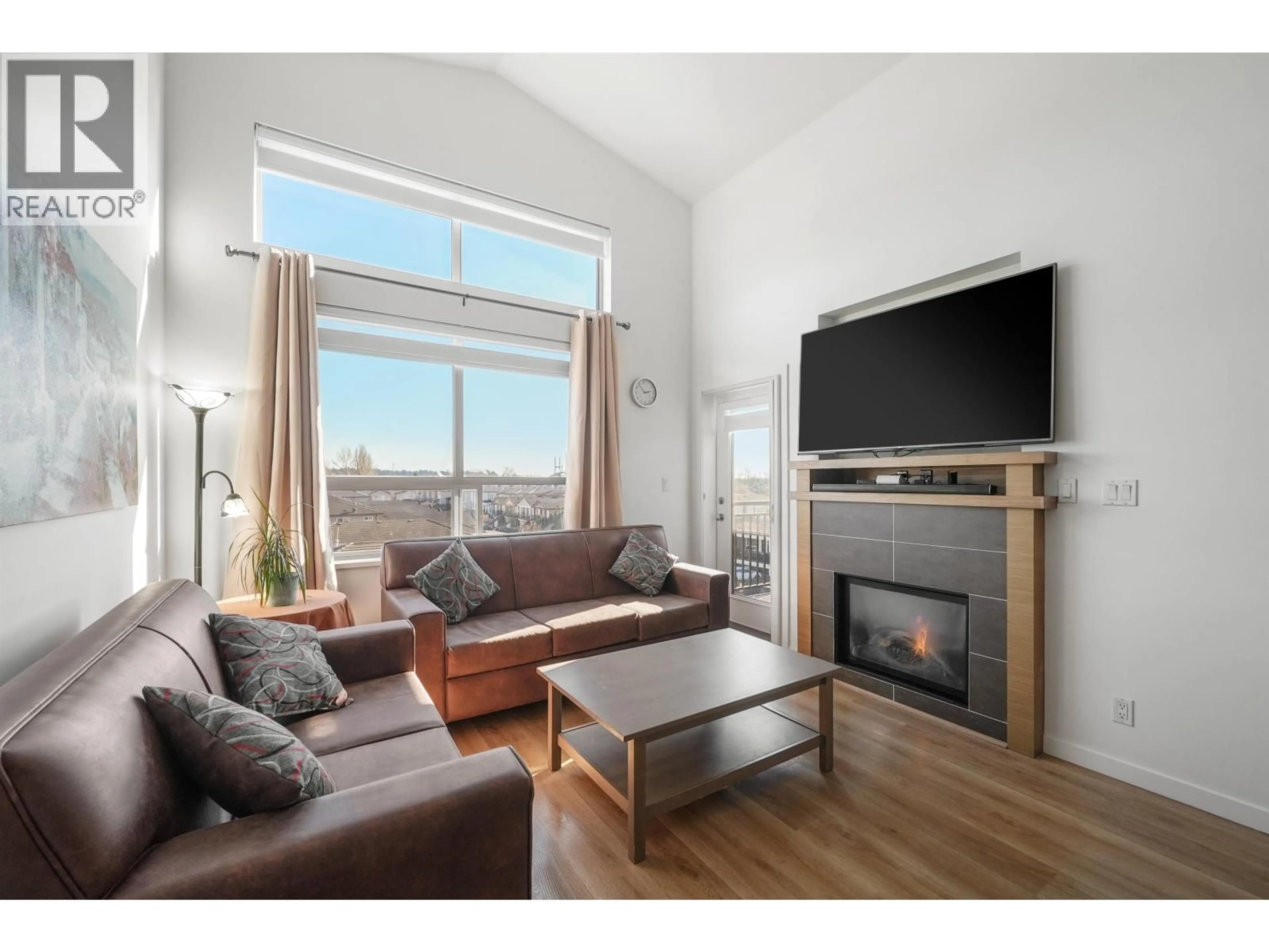 Living room with furniture, wood/laminate floor for 410 - 288 HAMPTON STREET, New Westminster British Columbia V3M5L9