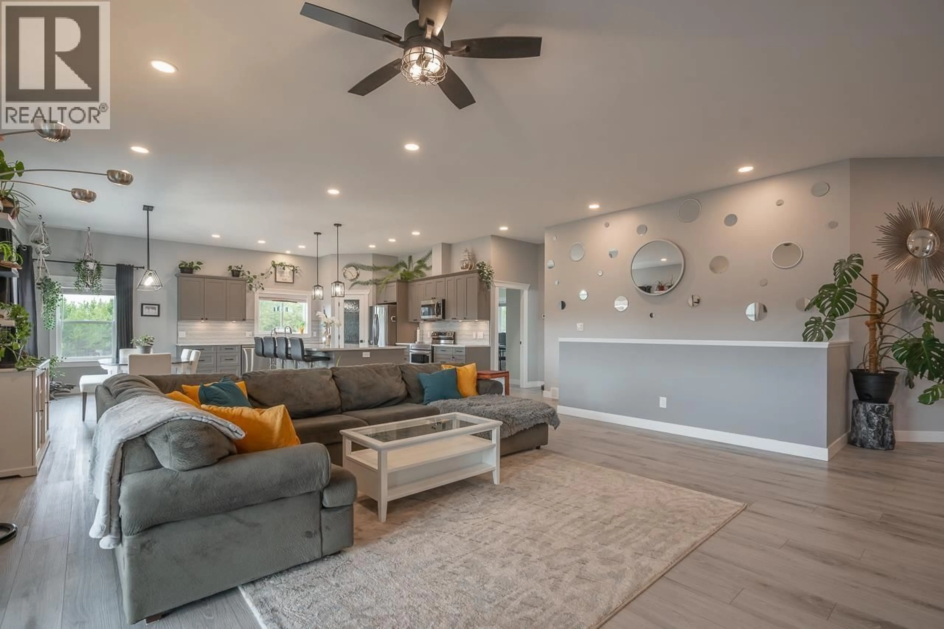 Living room with furniture, unknown for 5593 LAKESIDE COURT, 103 Mile House British Columbia V0K2E1