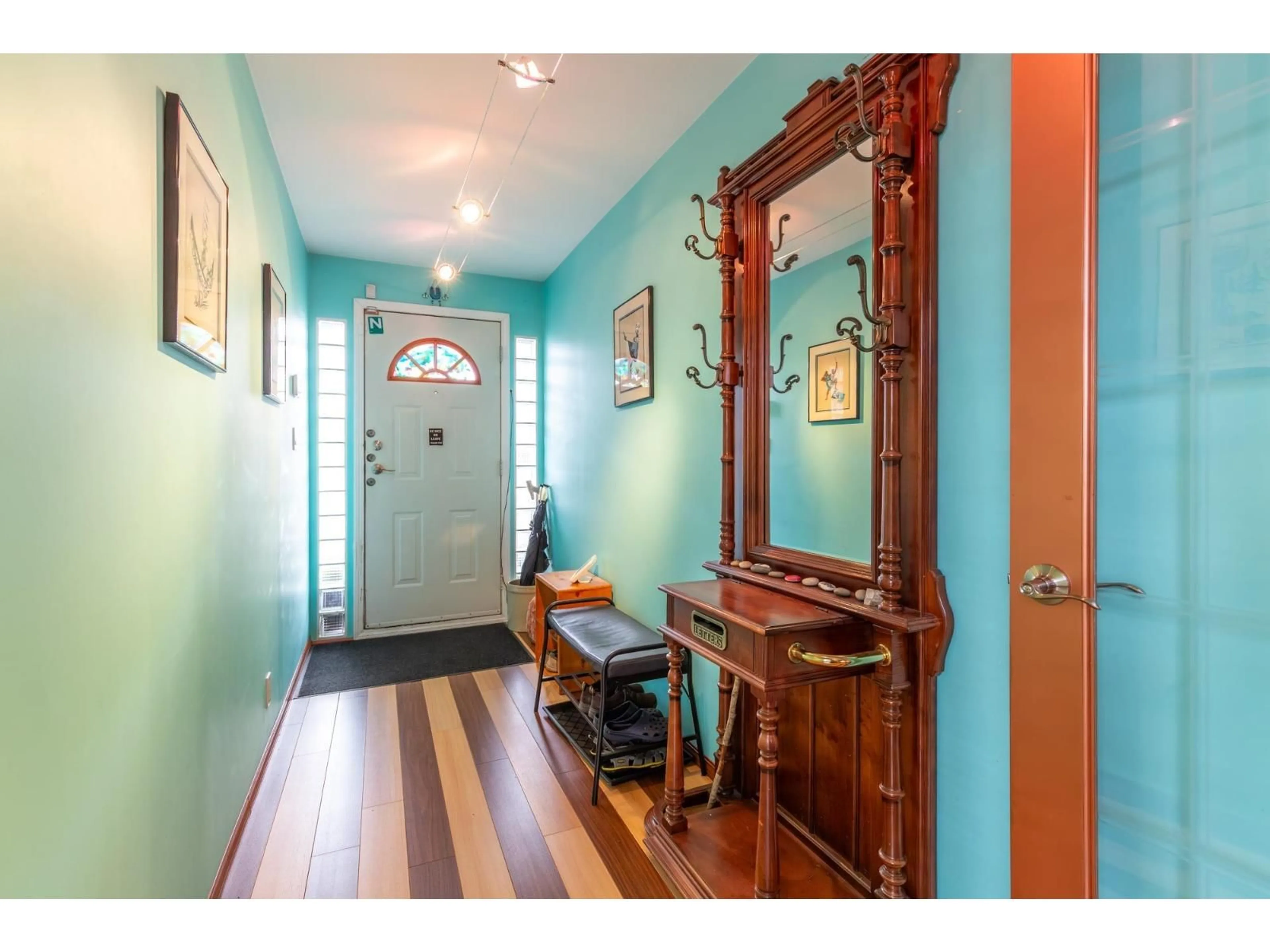 Indoor entryway for 13231 112B AVENUE, Surrey British Columbia V3R2H4