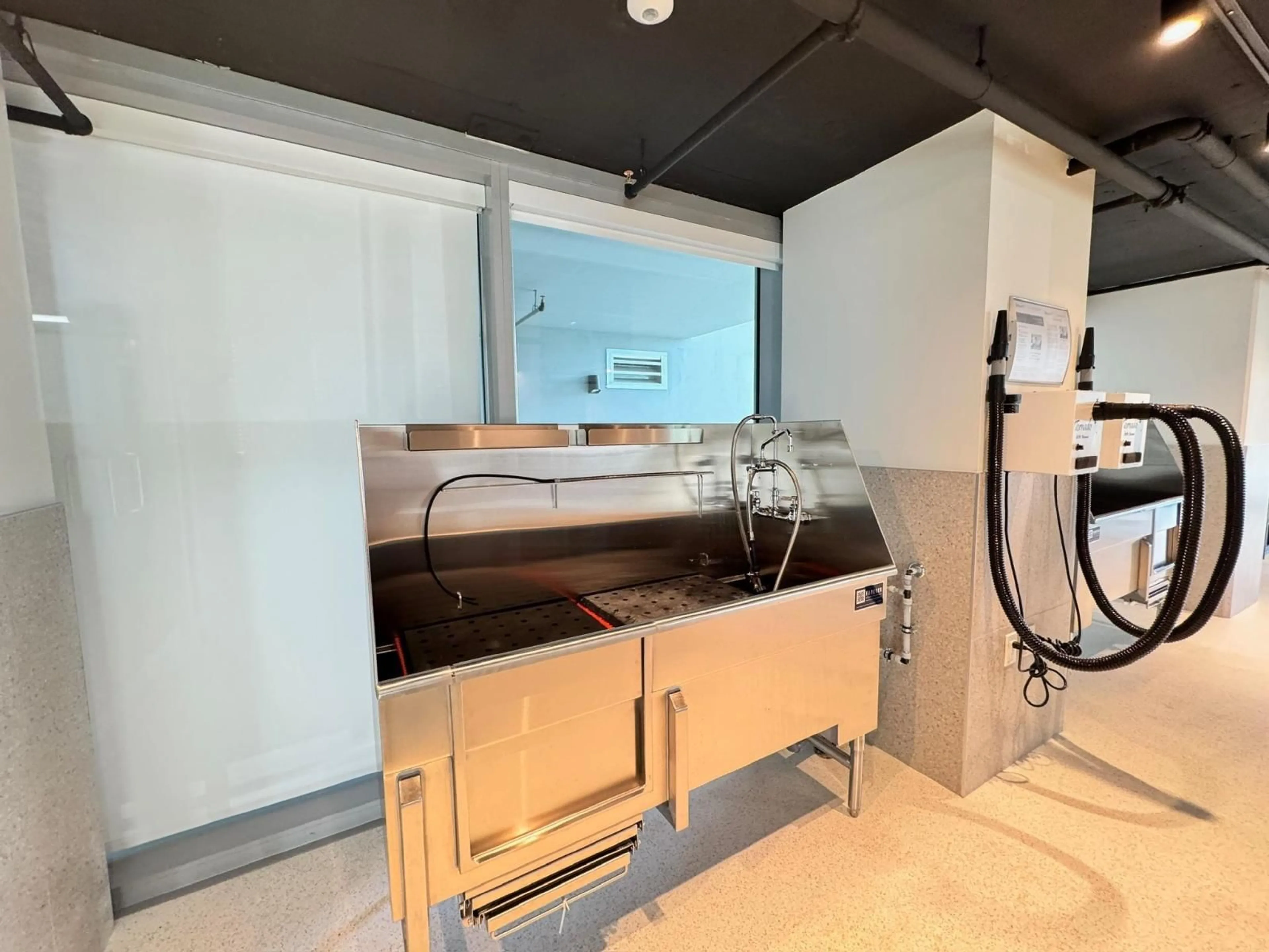 Kitchen with laundary machines, unknown for 607 - 13573 98A AVENUE, Surrey British Columbia V3T0X1