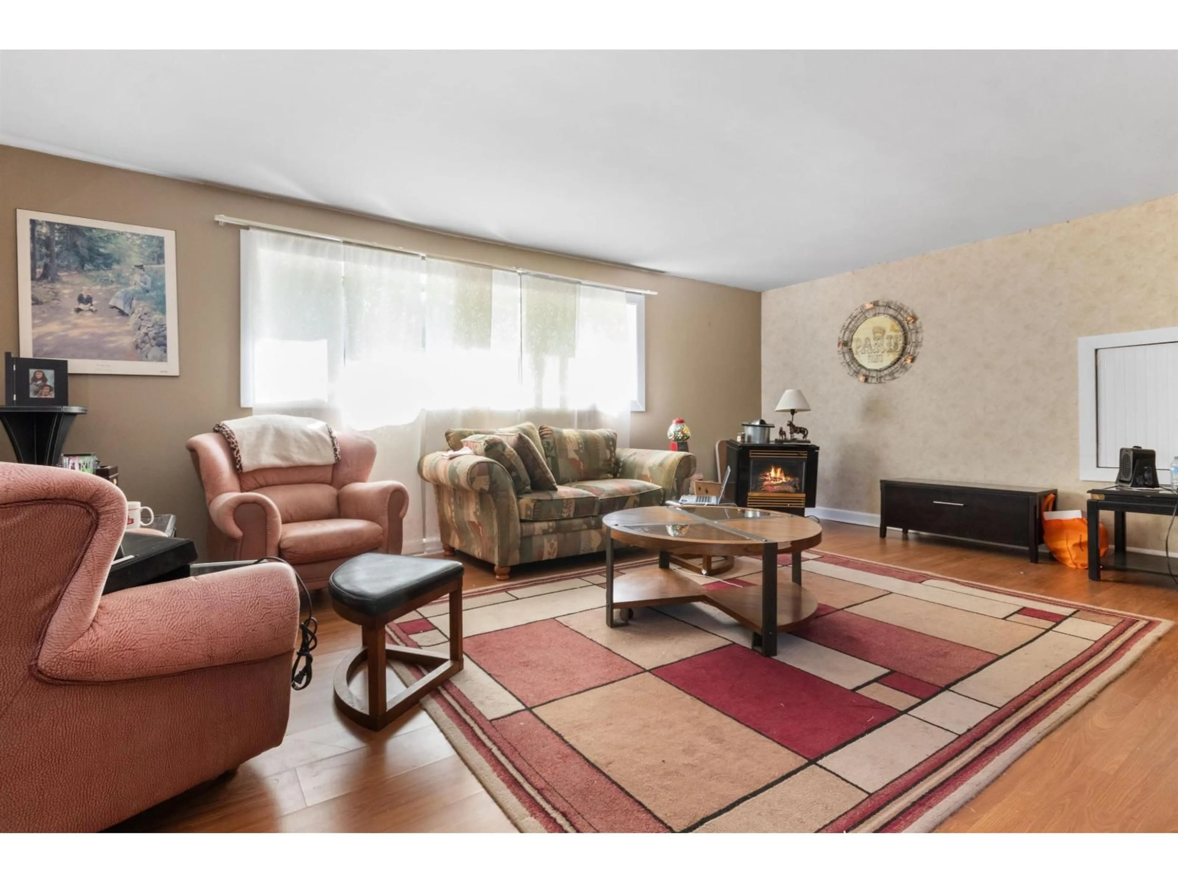 Living room with furniture, wood/laminate floor for 586 6TH AVENUE, Hope British Columbia V0X1L0