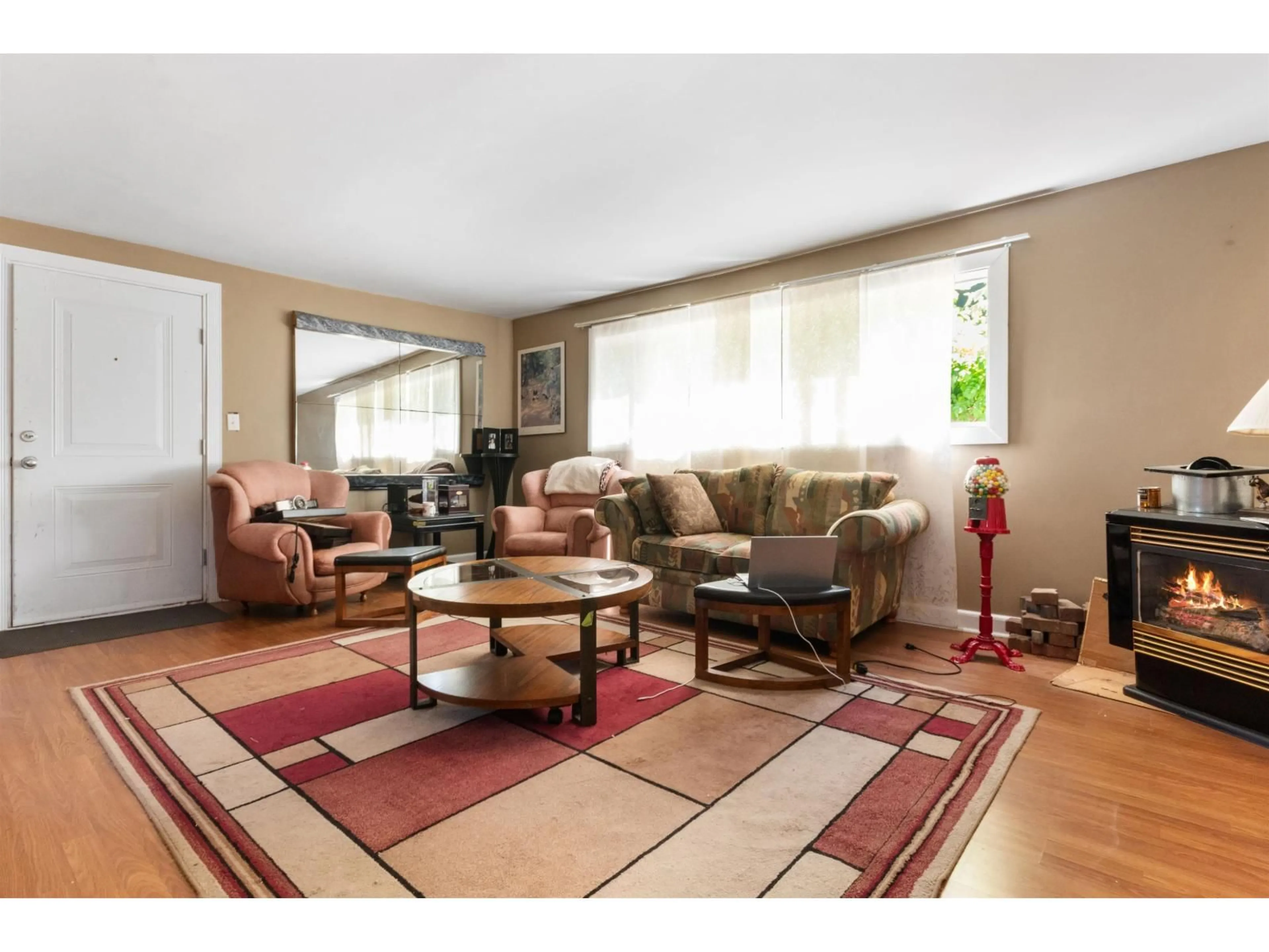 Living room with furniture, unknown for 586 6TH AVENUE, Hope British Columbia V0X1L0