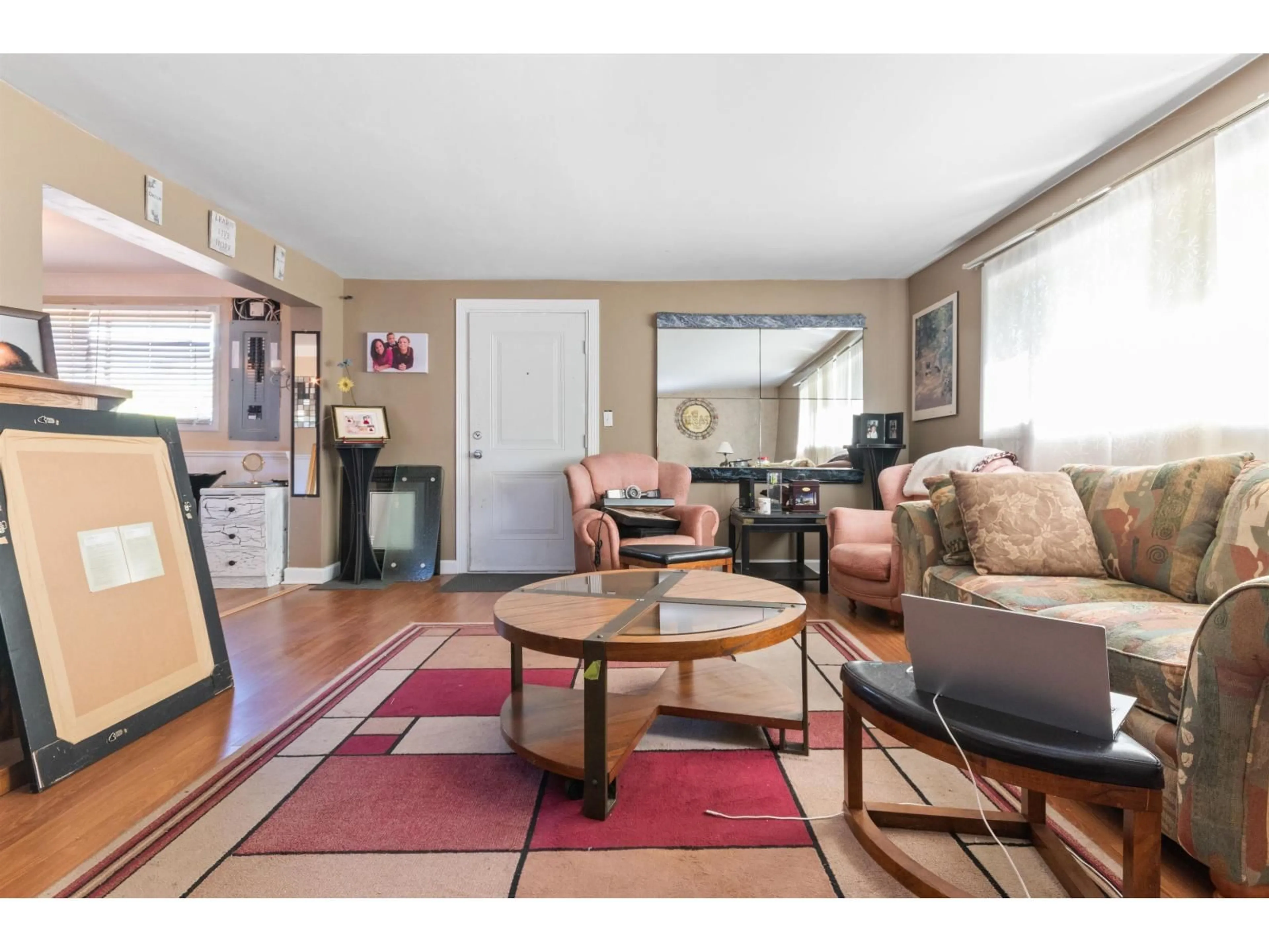 Living room with furniture, wood/laminate floor for 586 6TH AVENUE, Hope British Columbia V0X1L0