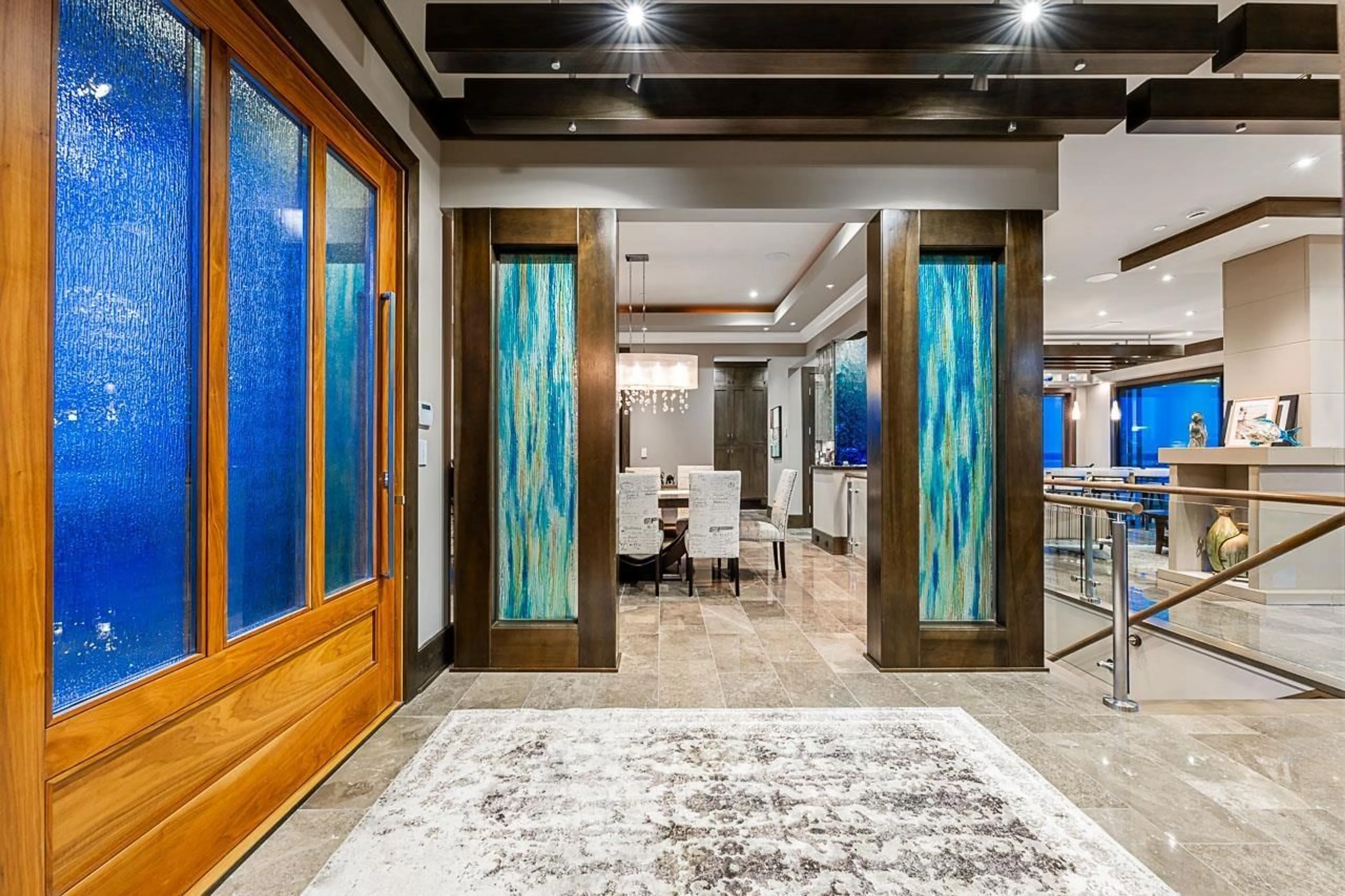 Indoor foyer for 15567 PACIFIC AVENUE, White Rock British Columbia V4B1R8