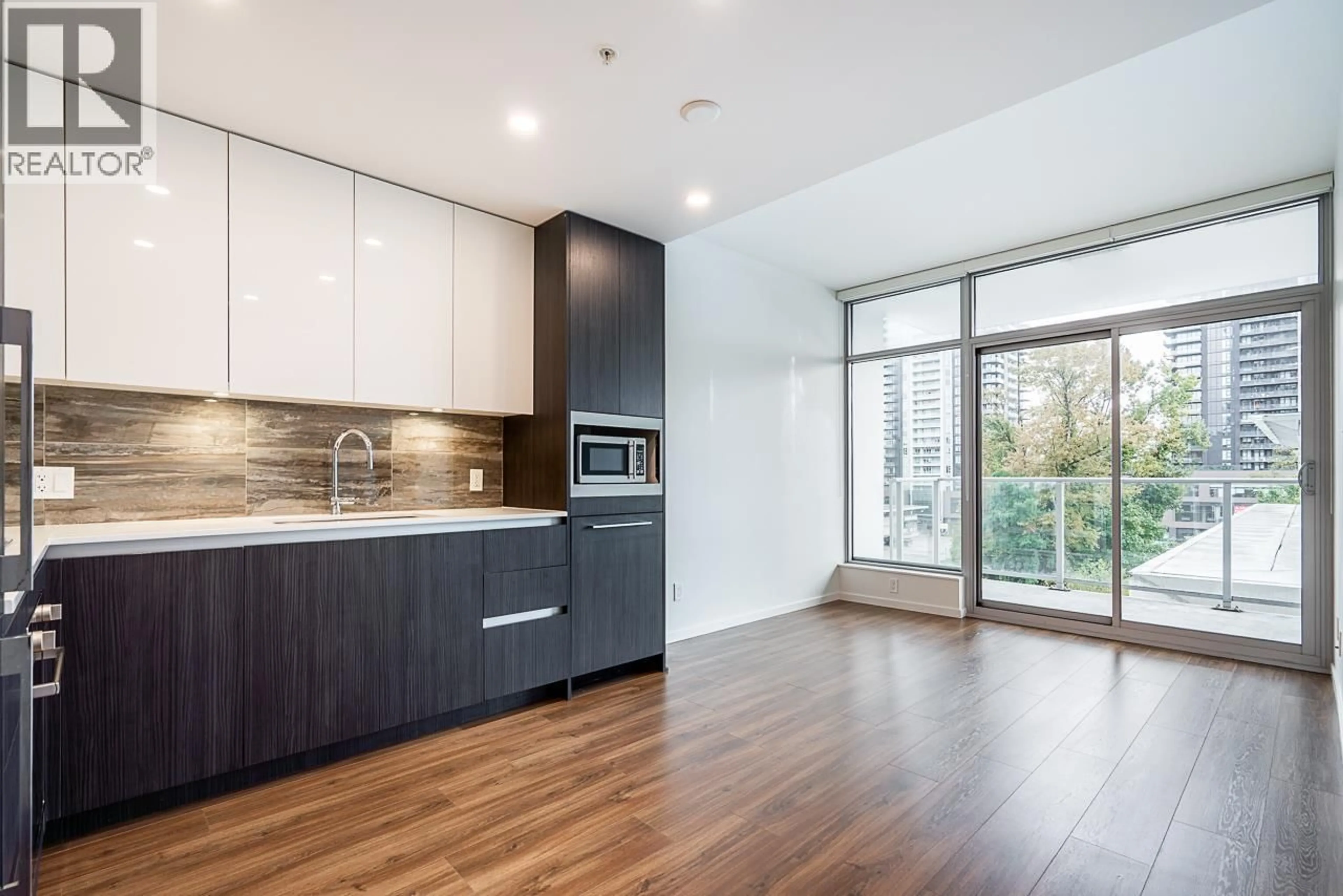 Open concept kitchen, wood/laminate floor for 405 - 1888 GILMORE AVENUE, Burnaby British Columbia V5C0L2