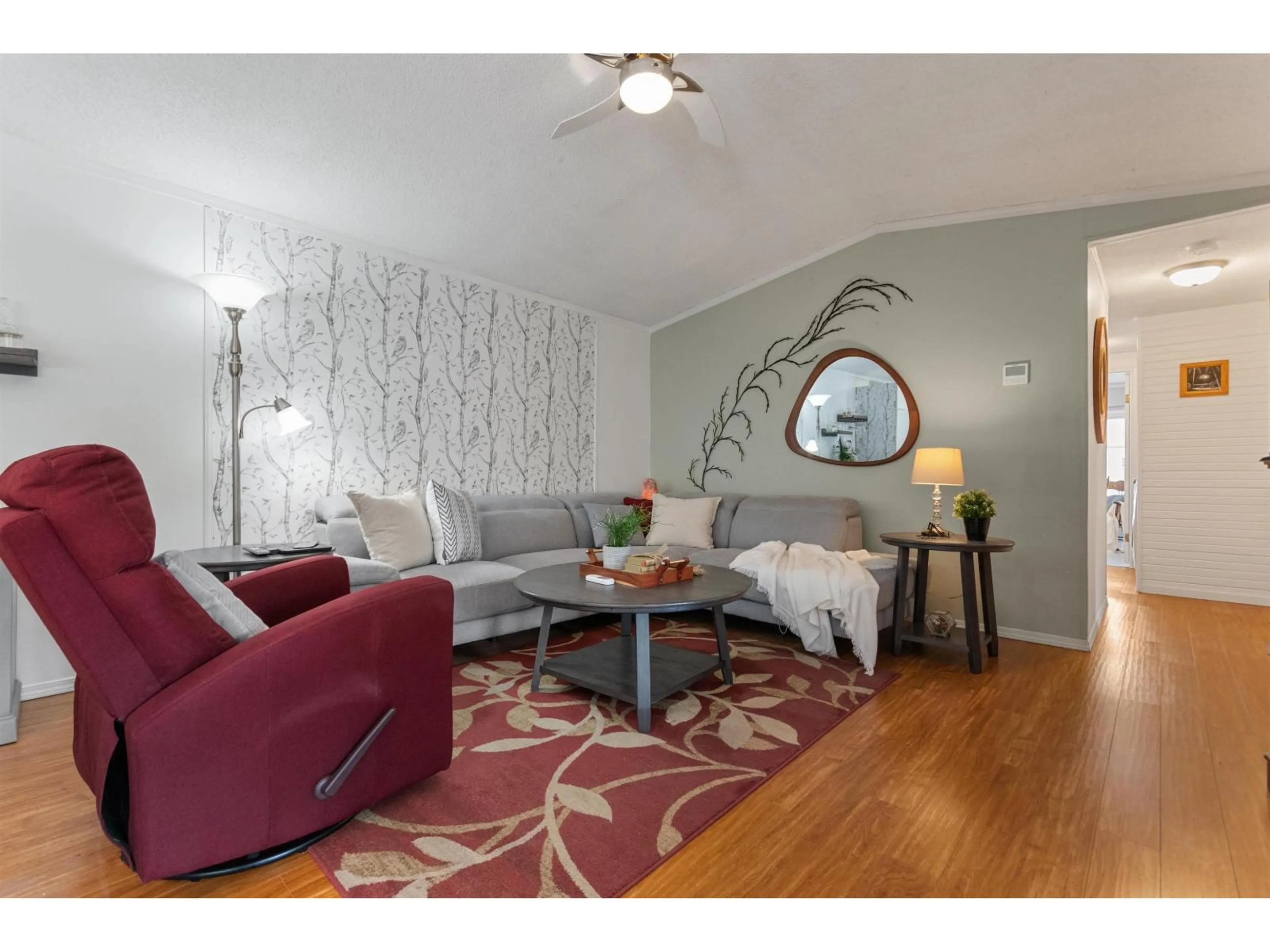 Living room with furniture, wood/laminate floor for 28 - 45715 ALMA AVENUE, Chilliwack British Columbia V2R3M5