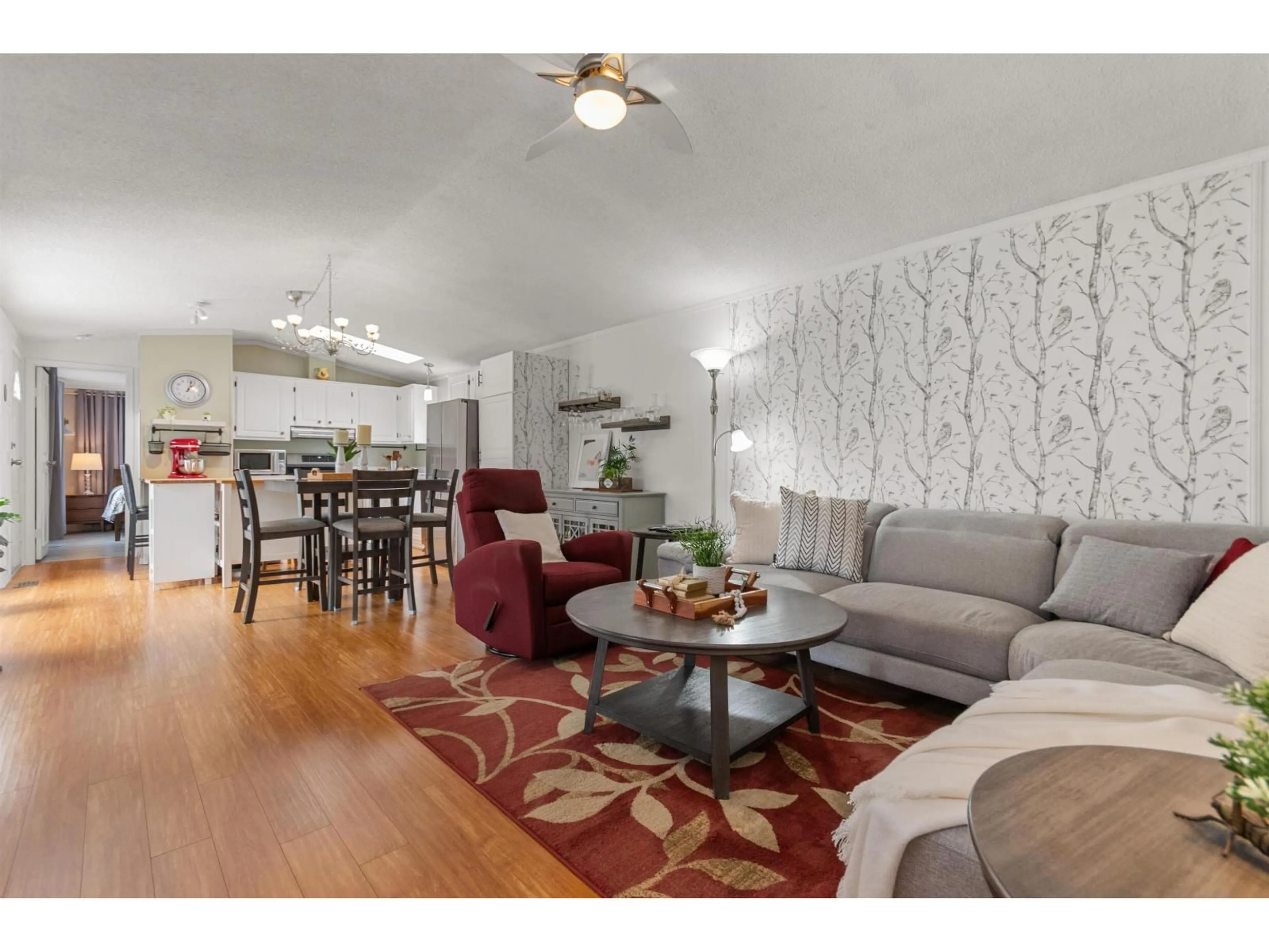 Living room with furniture, wood/laminate floor for 28 - 45715 ALMA AVENUE, Chilliwack British Columbia V2R3M5