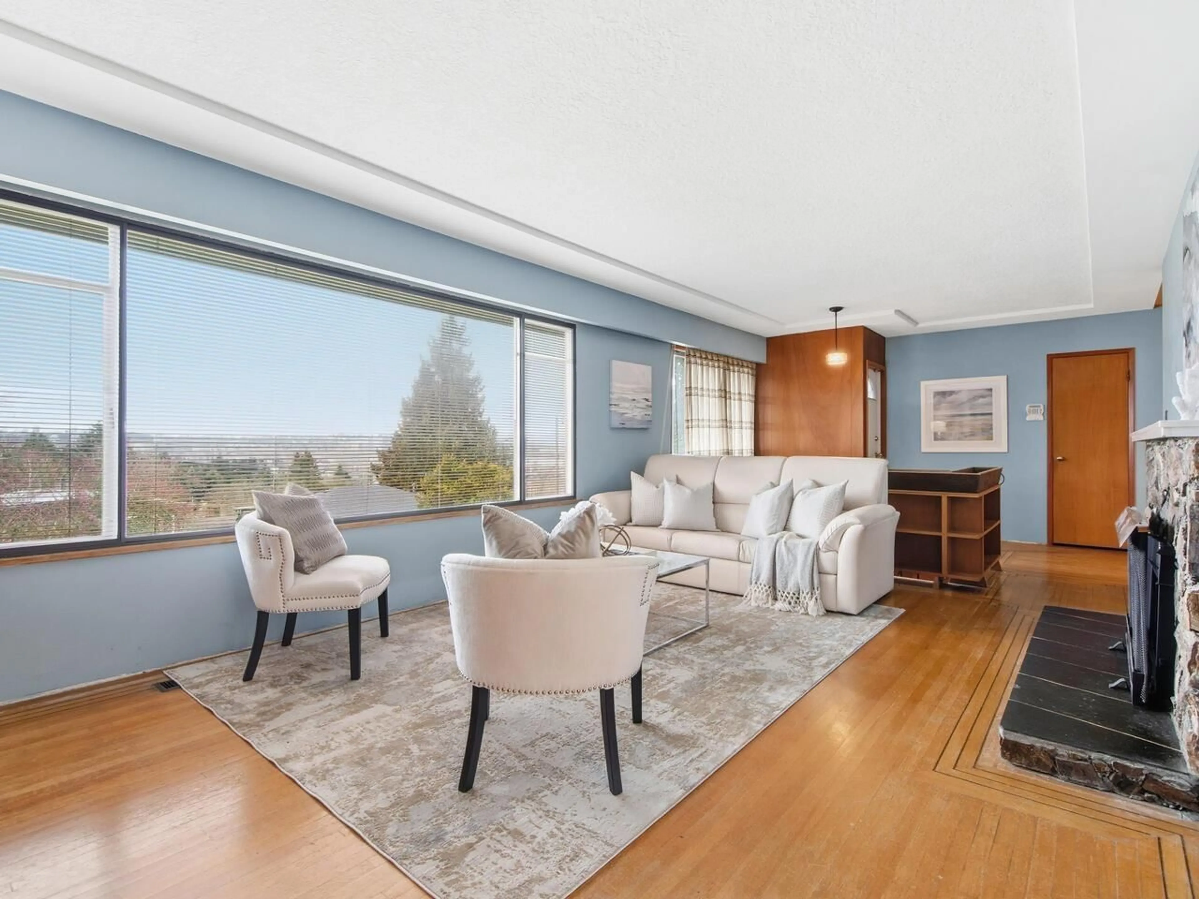 Living room with furniture, wood/laminate floor for 11264 135A STREET, Surrey British Columbia V3R3A9