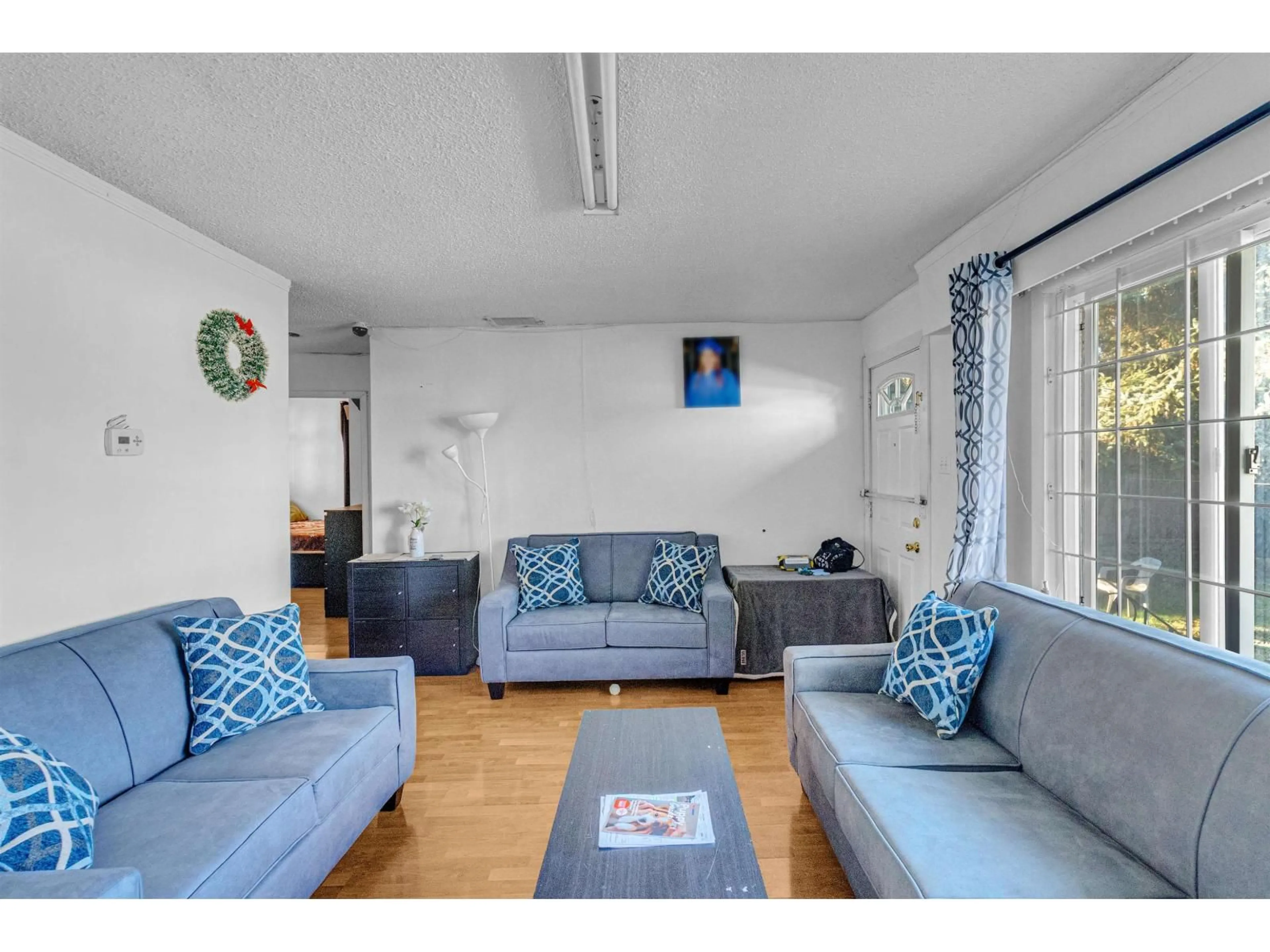 Living room with furniture, unknown for 12420 96 AVENUE, Surrey British Columbia V3V1X1