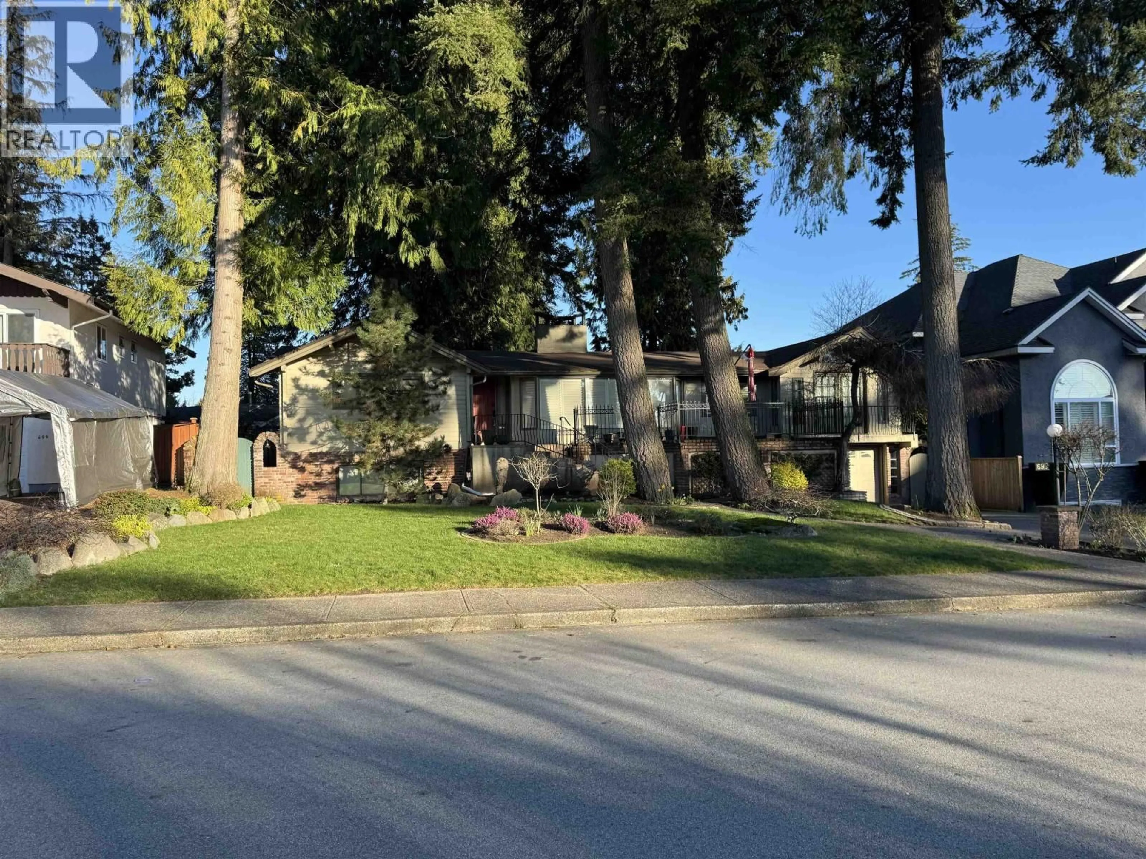 A pic from outside/outdoor area/front of a property/back of a property/a pic from drone, street for 697 FOLSOM STREET, Coquitlam British Columbia V3J5A4