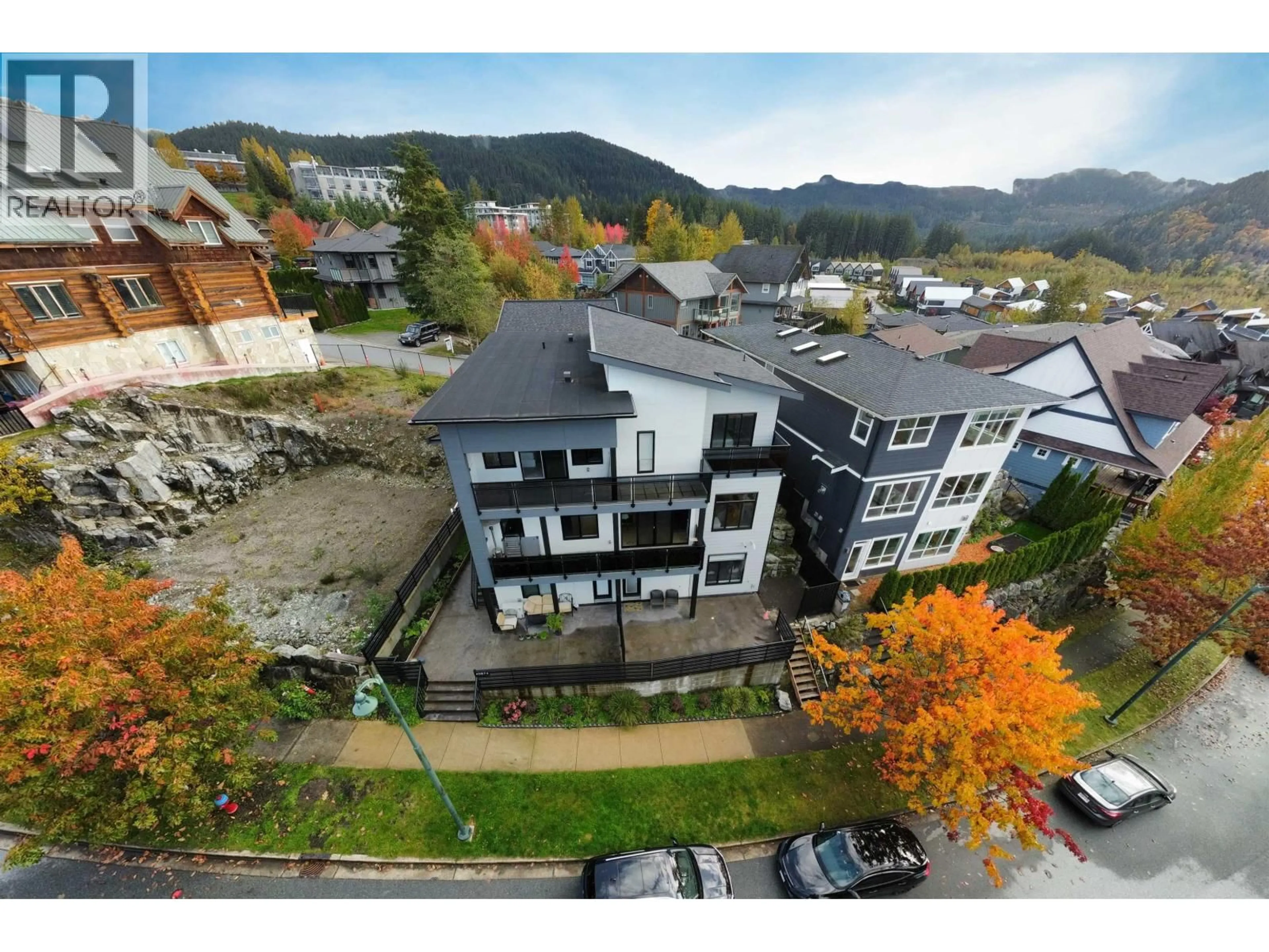 A pic from outside/outdoor area/front of a property/back of a property/a pic from drone, mountain view for 40874 THE CRESCENT, Squamish British Columbia V8B0R9