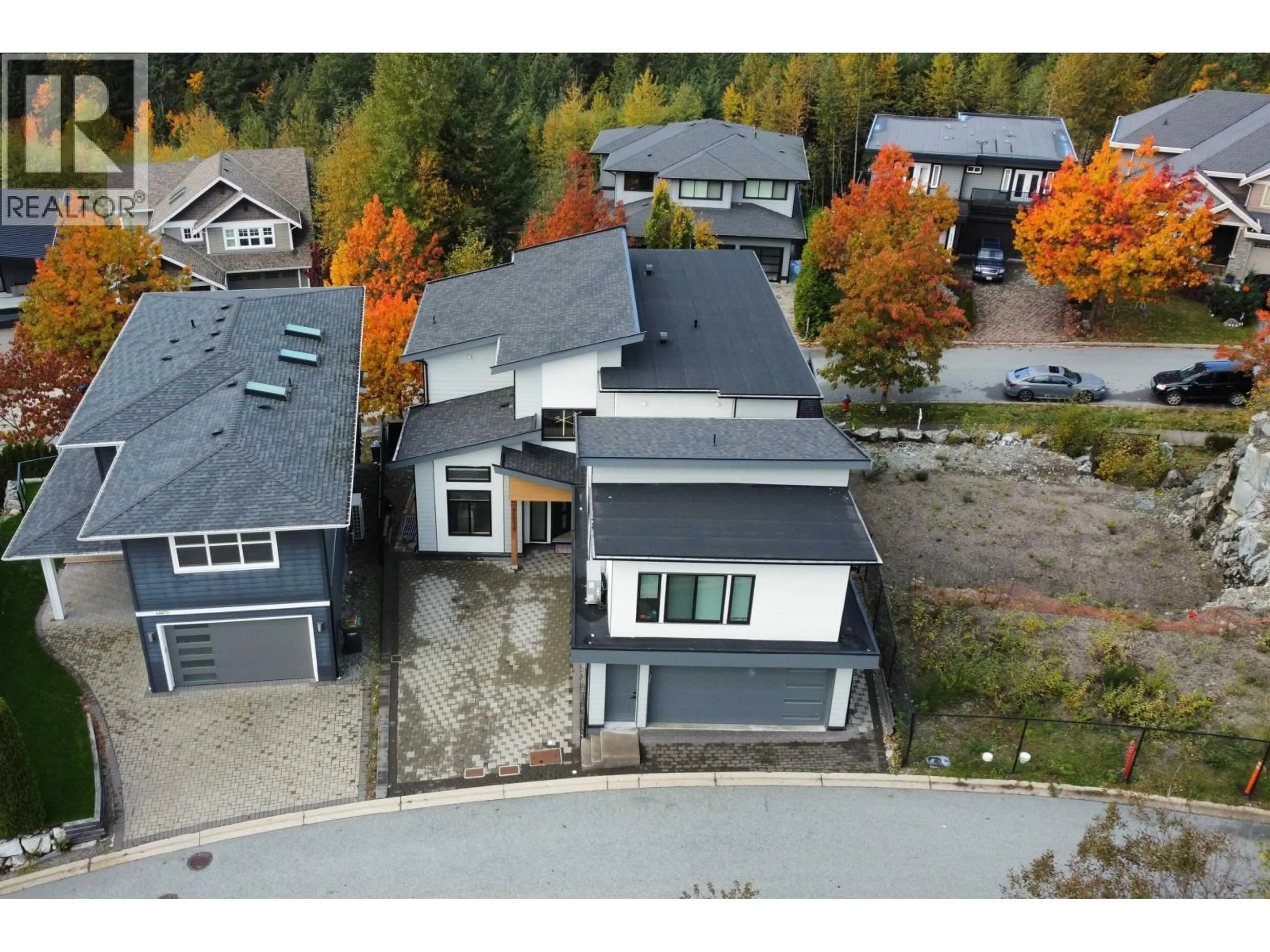 A pic from outside/outdoor area/front of a property/back of a property/a pic from drone, unknown for 40874 THE CRESCENT, Squamish British Columbia V8B0R9