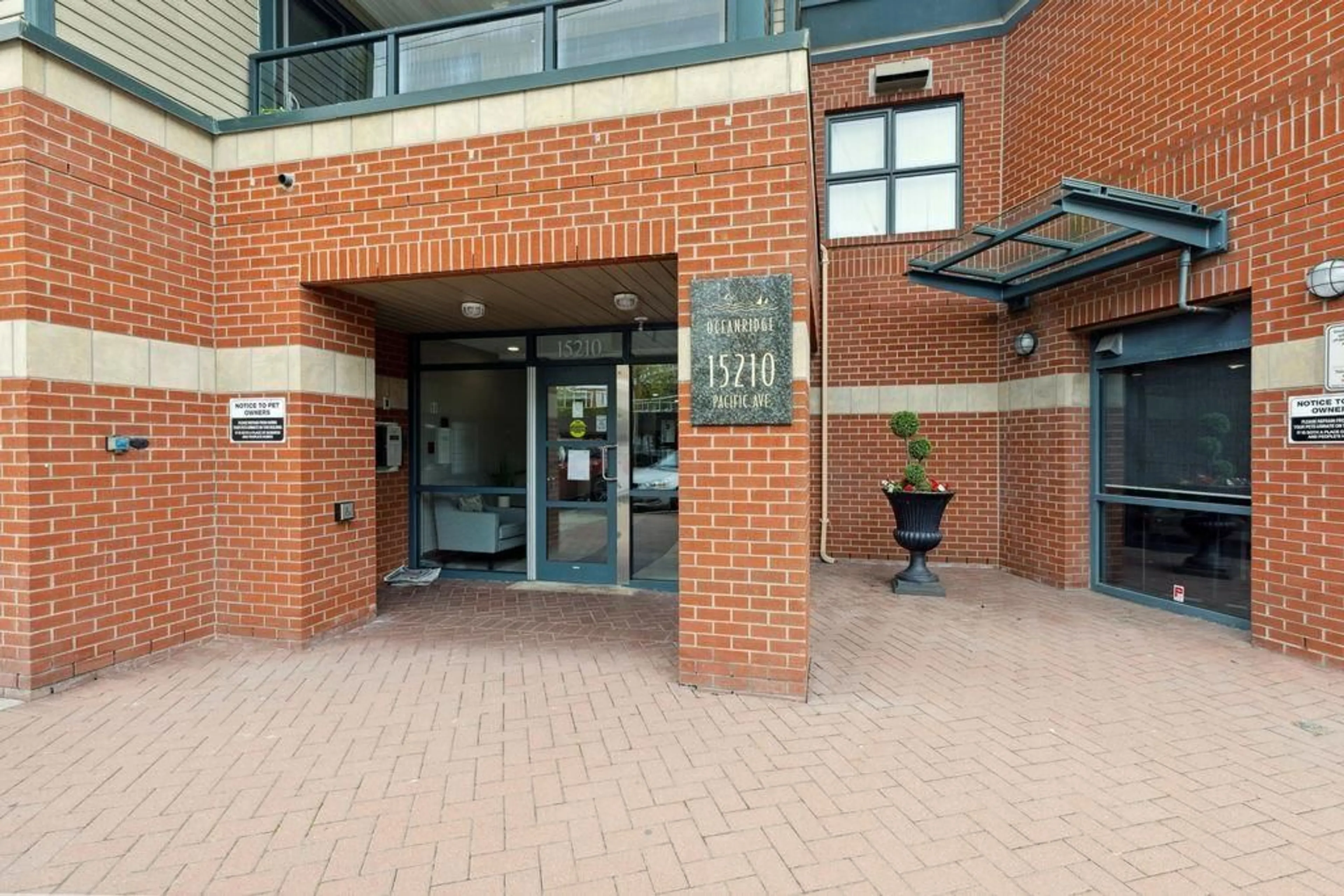 Indoor foyer for 220 - 15210 PACIFIC AVENUE, White Rock British Columbia V4B5L2