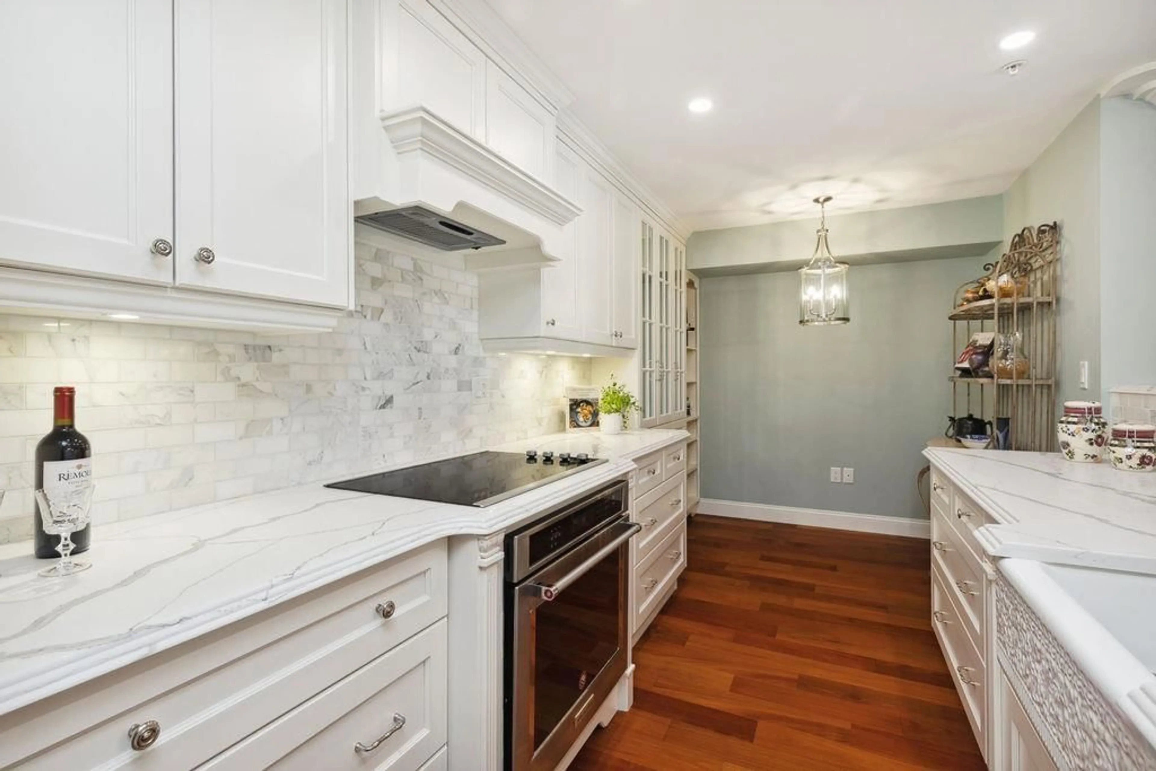 Open concept kitchen, ceramic/tile floor for 220 - 15210 PACIFIC AVENUE, White Rock British Columbia V4B5L2