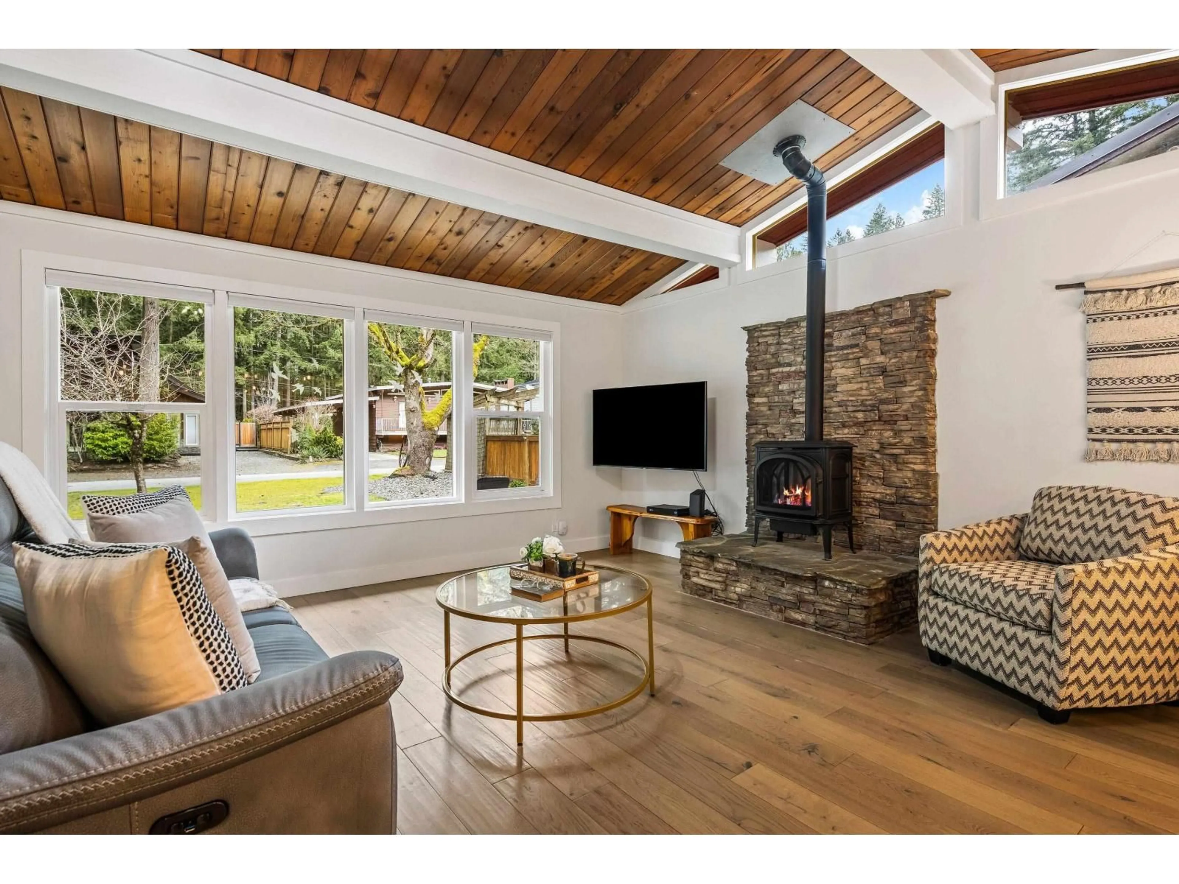 Living room with furniture, wood/laminate floor for 649 MOUNTAIN VIEW ROAD, Cultus Lake British Columbia V2R4Z6