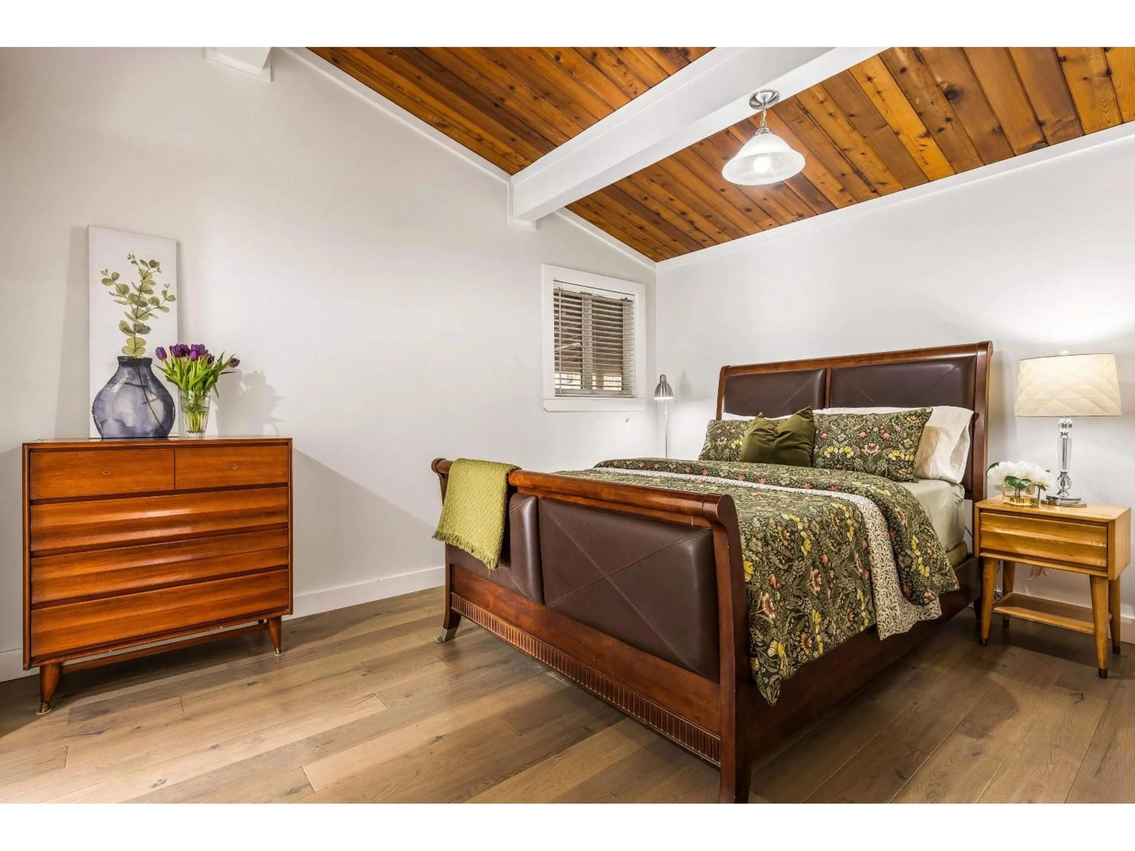 Bedroom with bed, wood/laminate floor for 649 MOUNTAIN VIEW ROAD, Cultus Lake British Columbia V2R4Z6