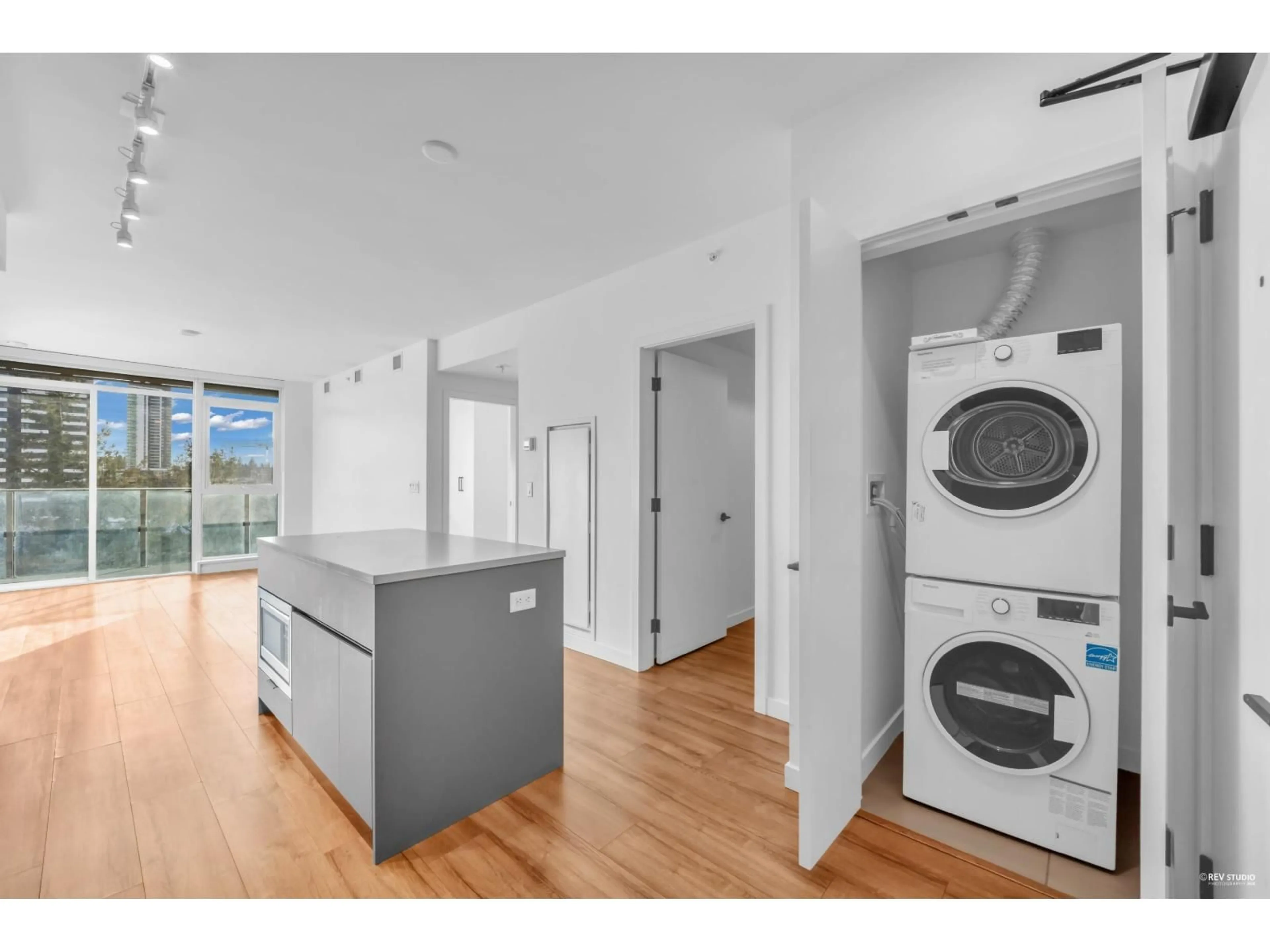 Kitchen with laundary machines, unknown for 907 - 13428 105 AVENUE, Surrey British Columbia V3T0S6